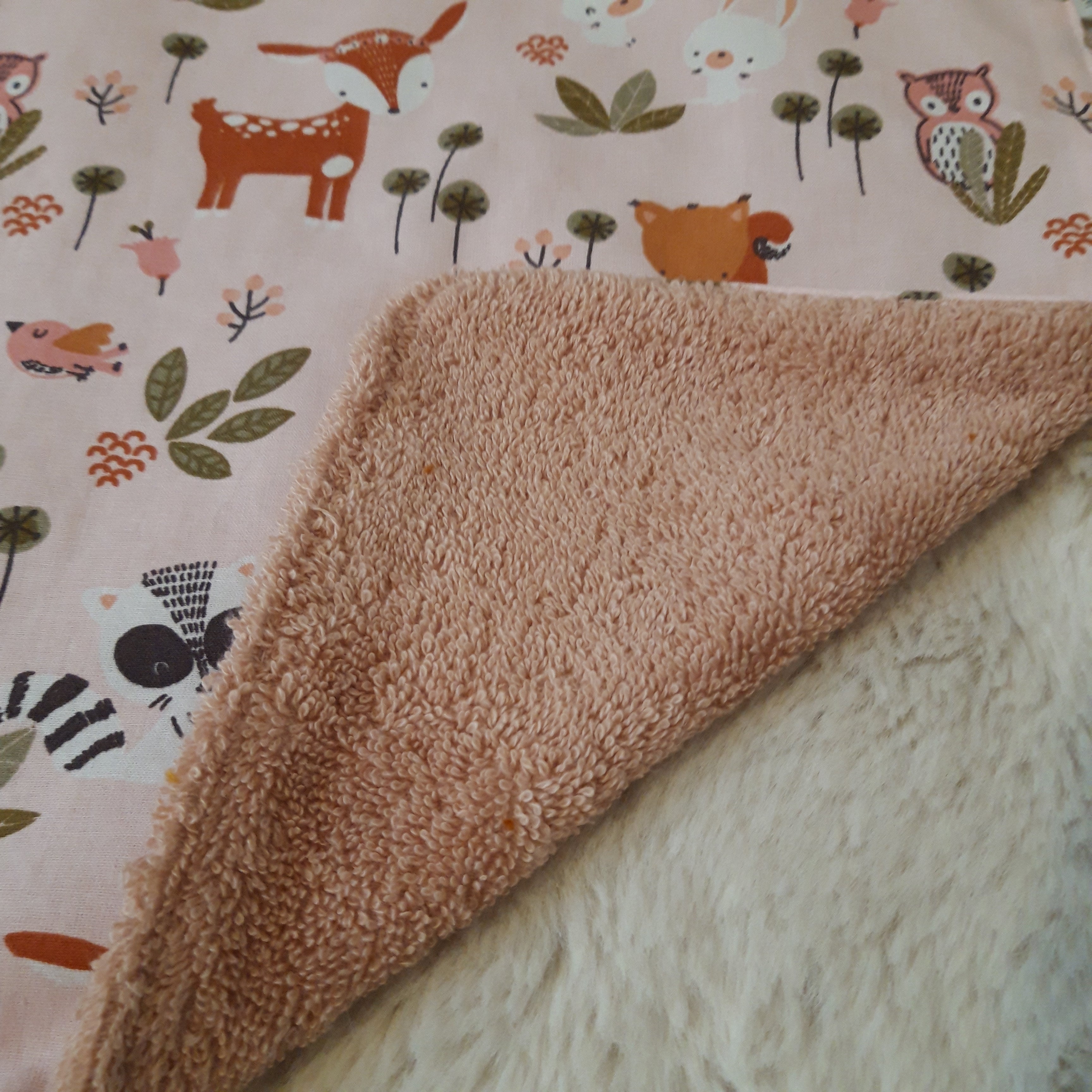 Bavoir élastique faon rose