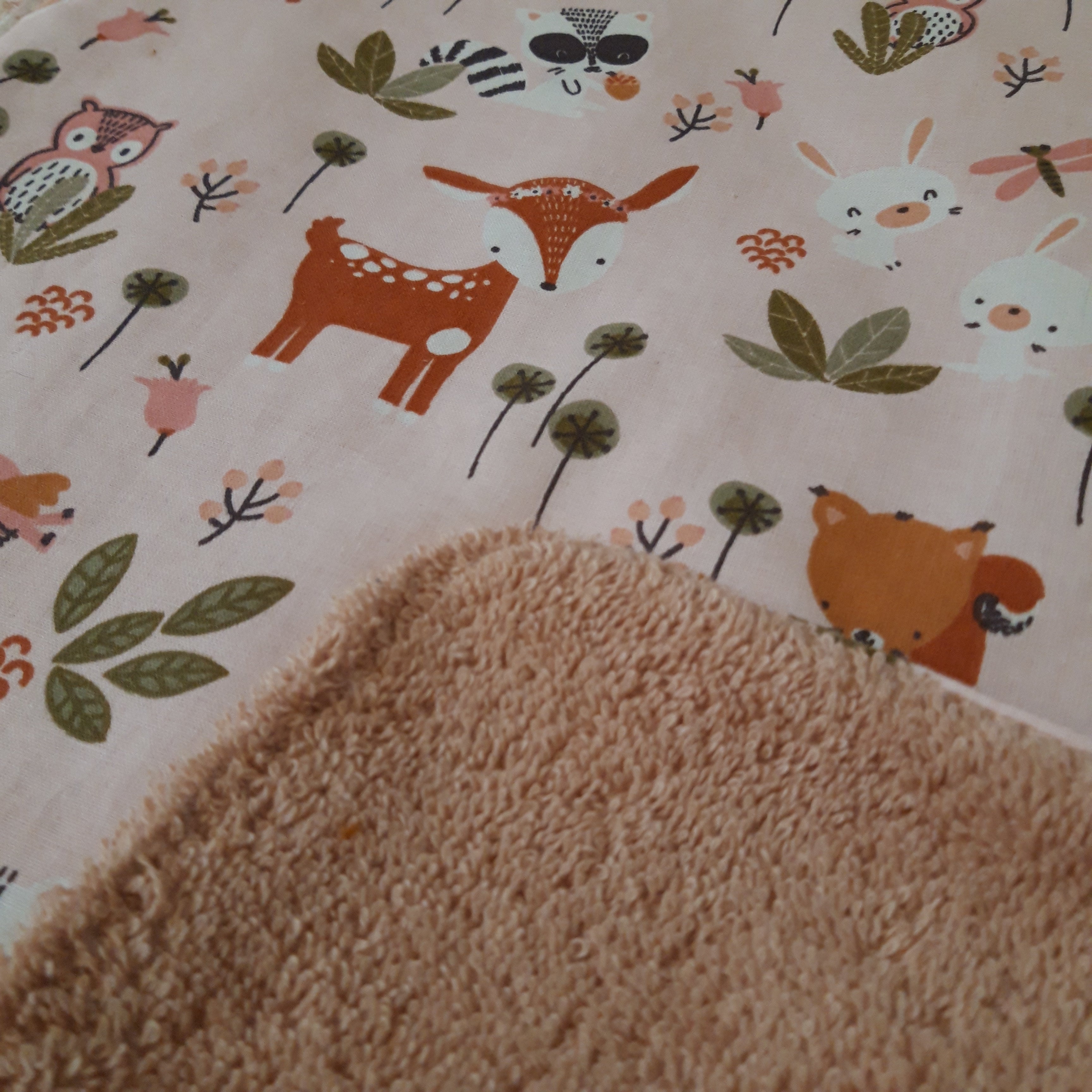 Bavoir élastique faon rose