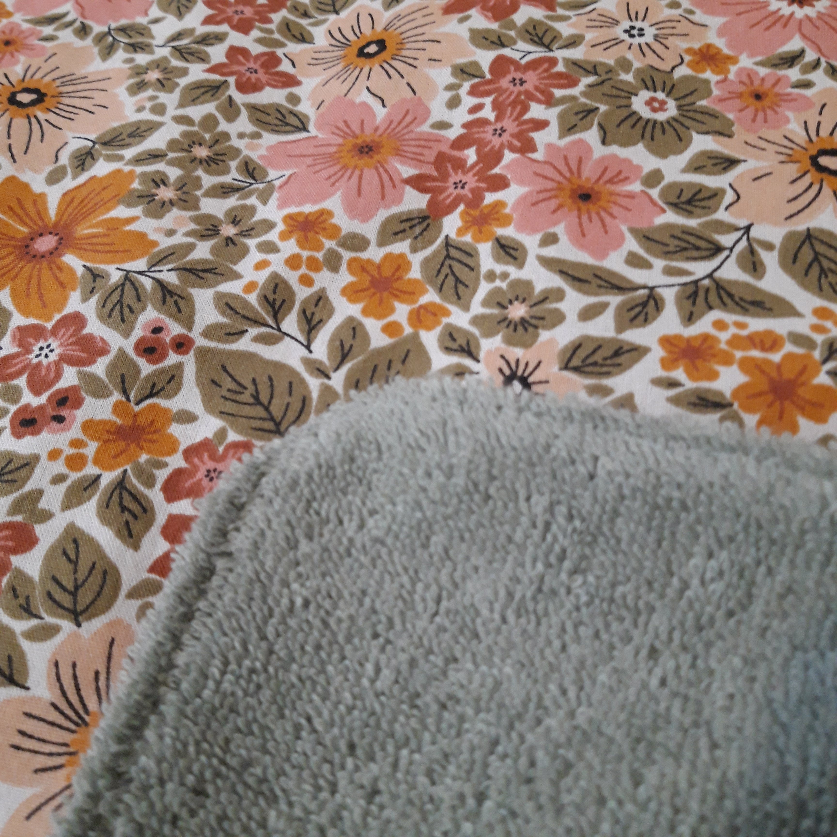 Bavoir élastique fleurs dans la verdure