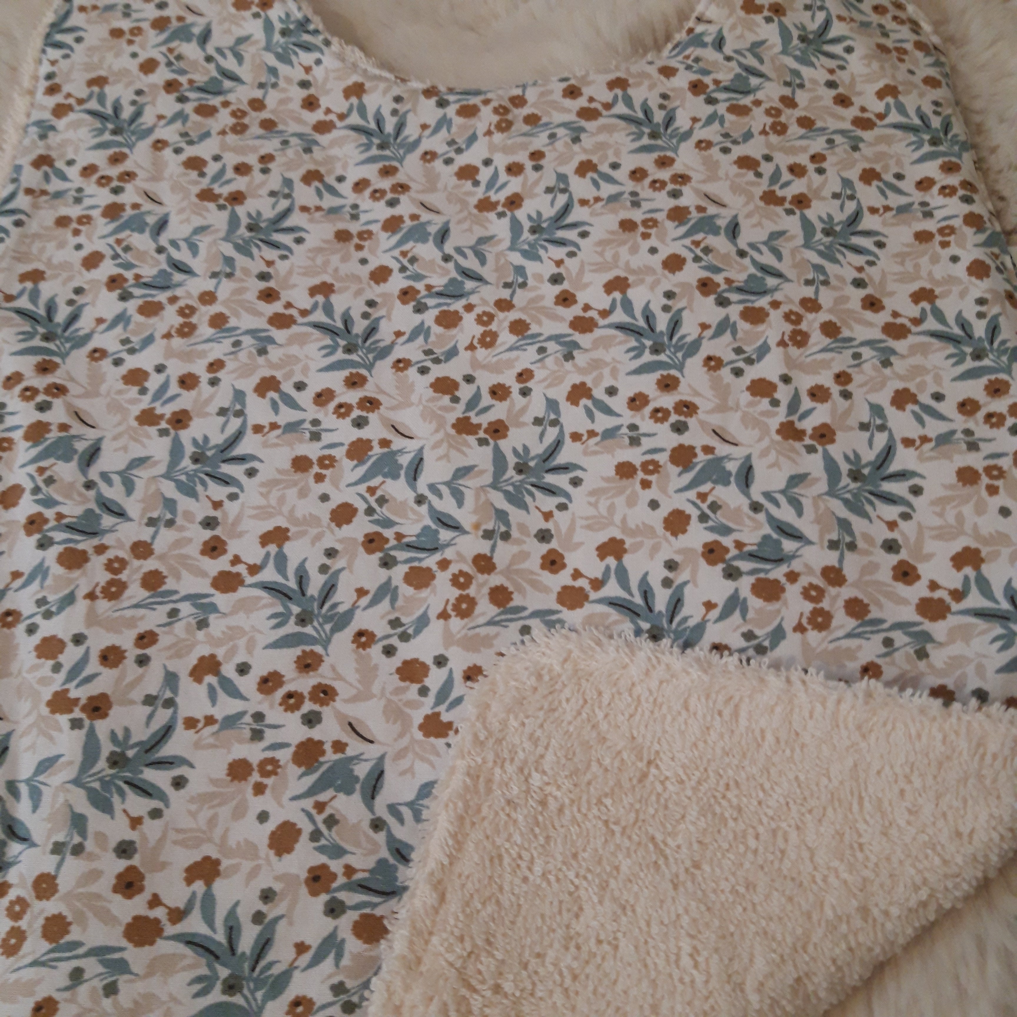 Bavoir élastique fleurs beiges et bleues