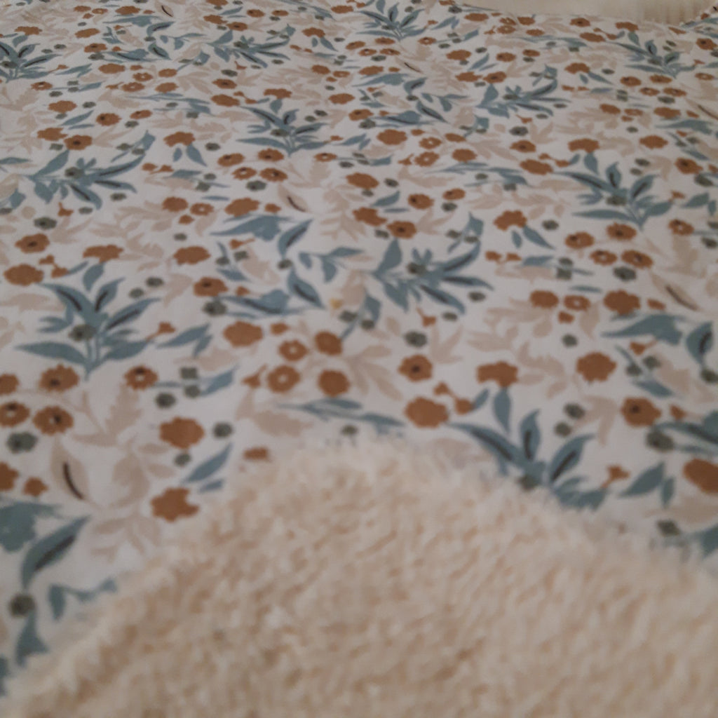 Bavoir élastique fleurs beiges et bleues