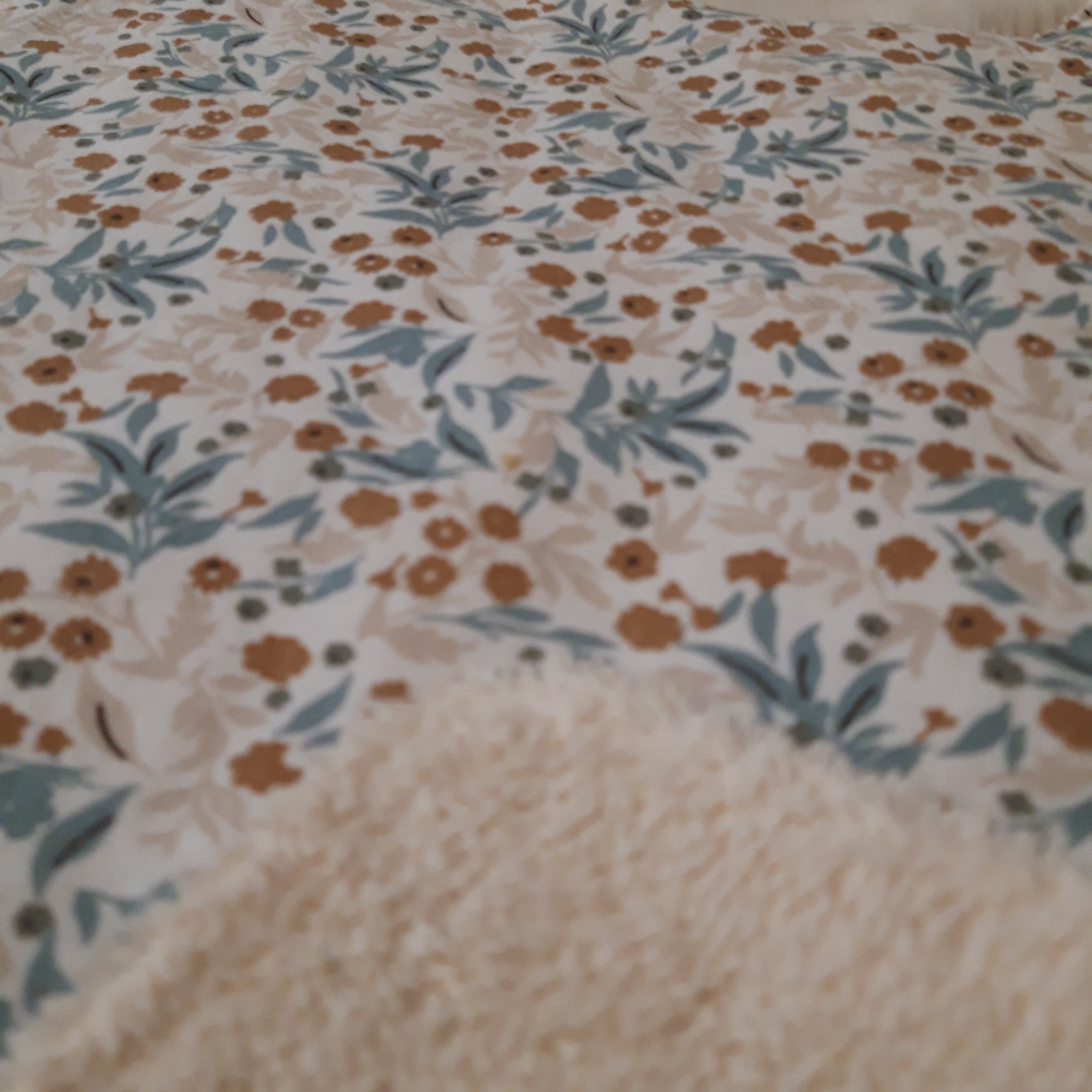 Bavoir élastique fleurs beiges et bleues