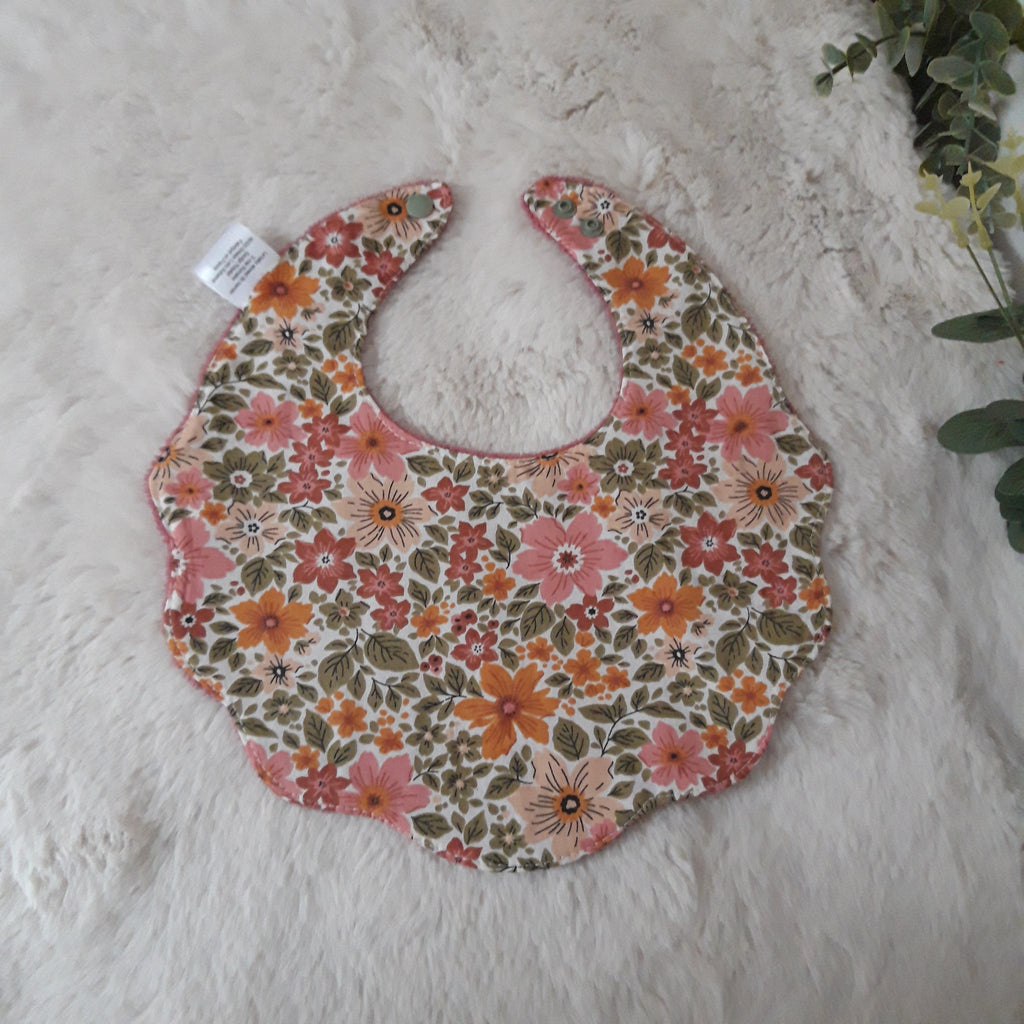 Bavoir fleur velours - fleurs dans la verdure