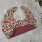 Bavoir fleur velours - fleurs dans la verdure