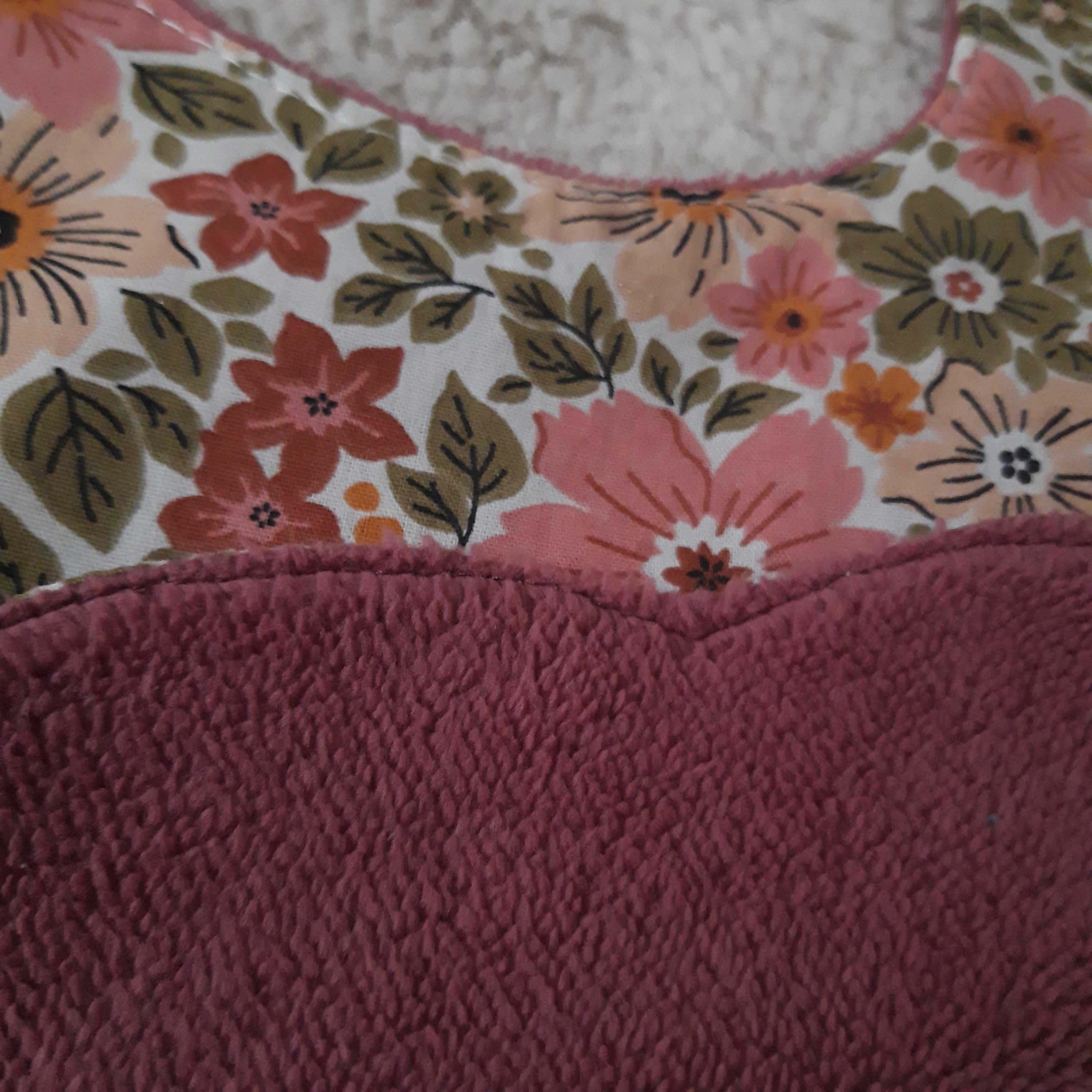 Bavoir fleur velours - fleurs dans la verdure