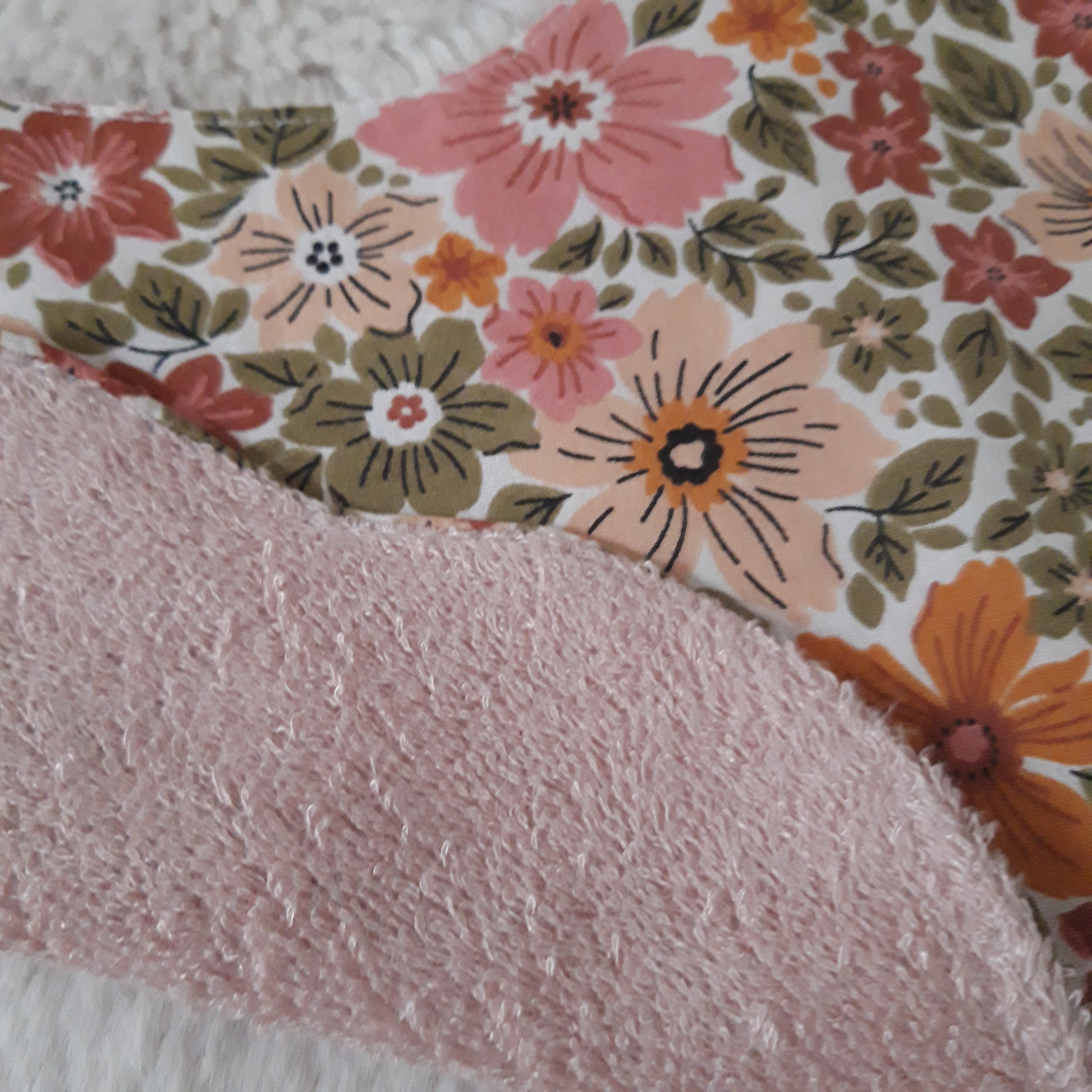 Bavoir fleur bambou - fleurs dans la verdure