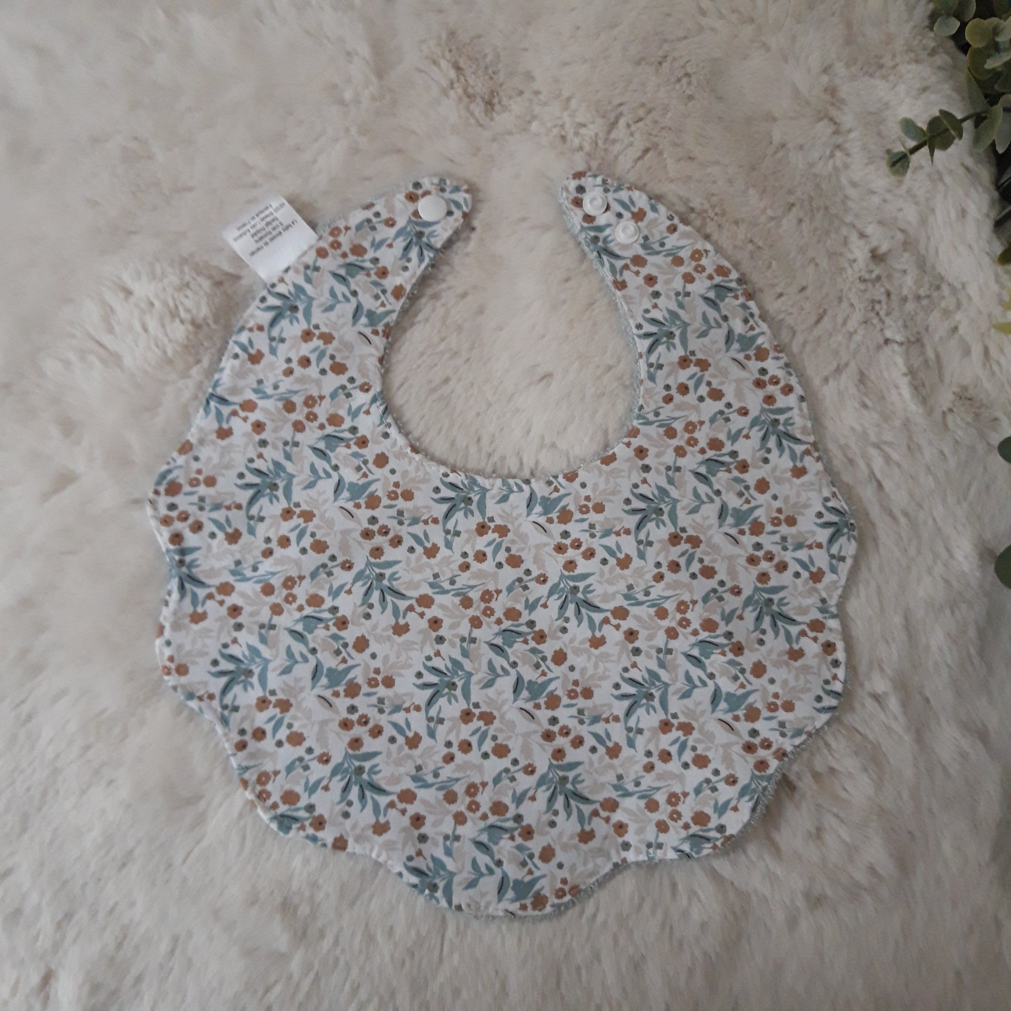 Bavoir fleur velours - fleurs beiges et bleues