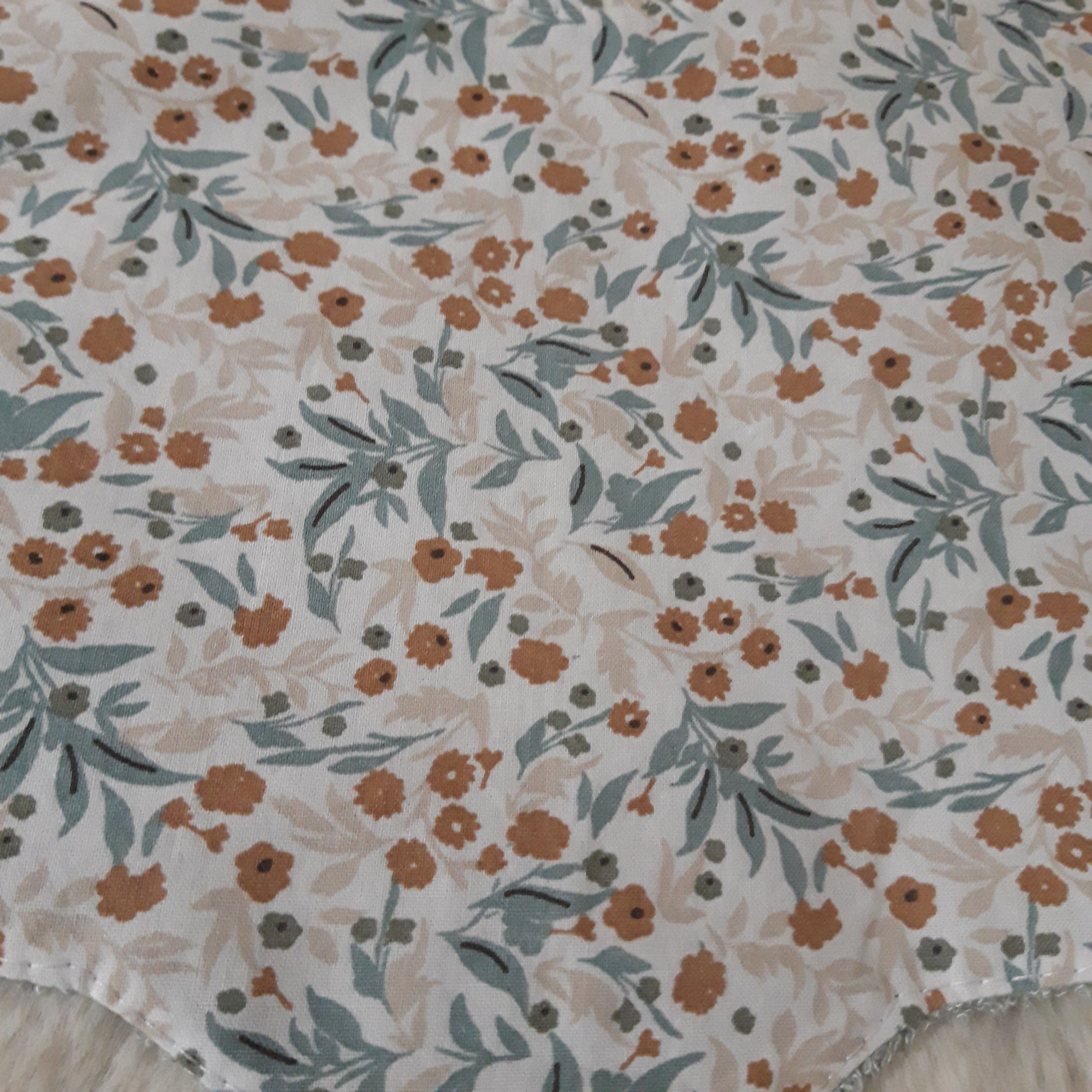 Bavoir fleur velours - fleurs beiges et bleues