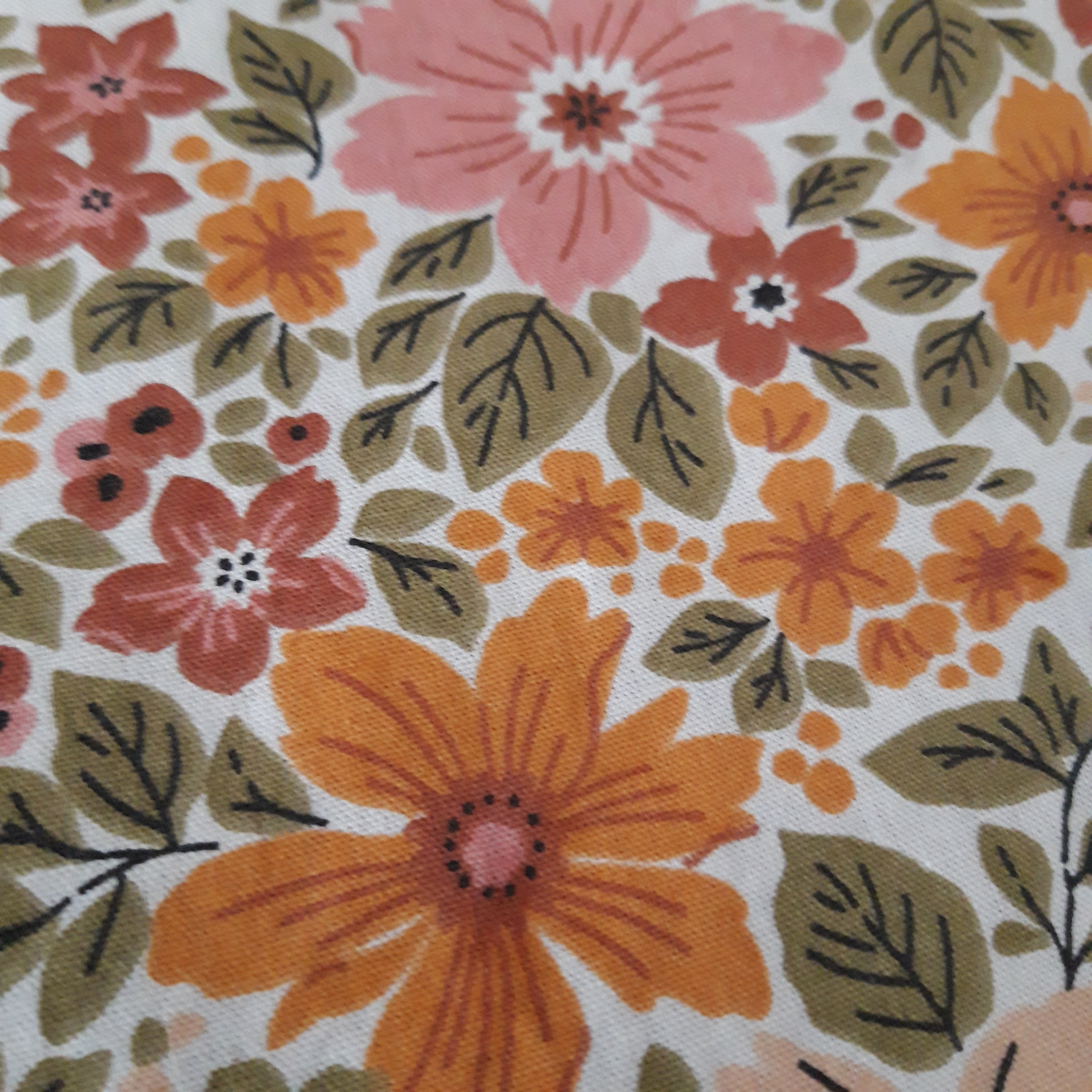 Bavoir fleur velours - fleurs dans la verdure