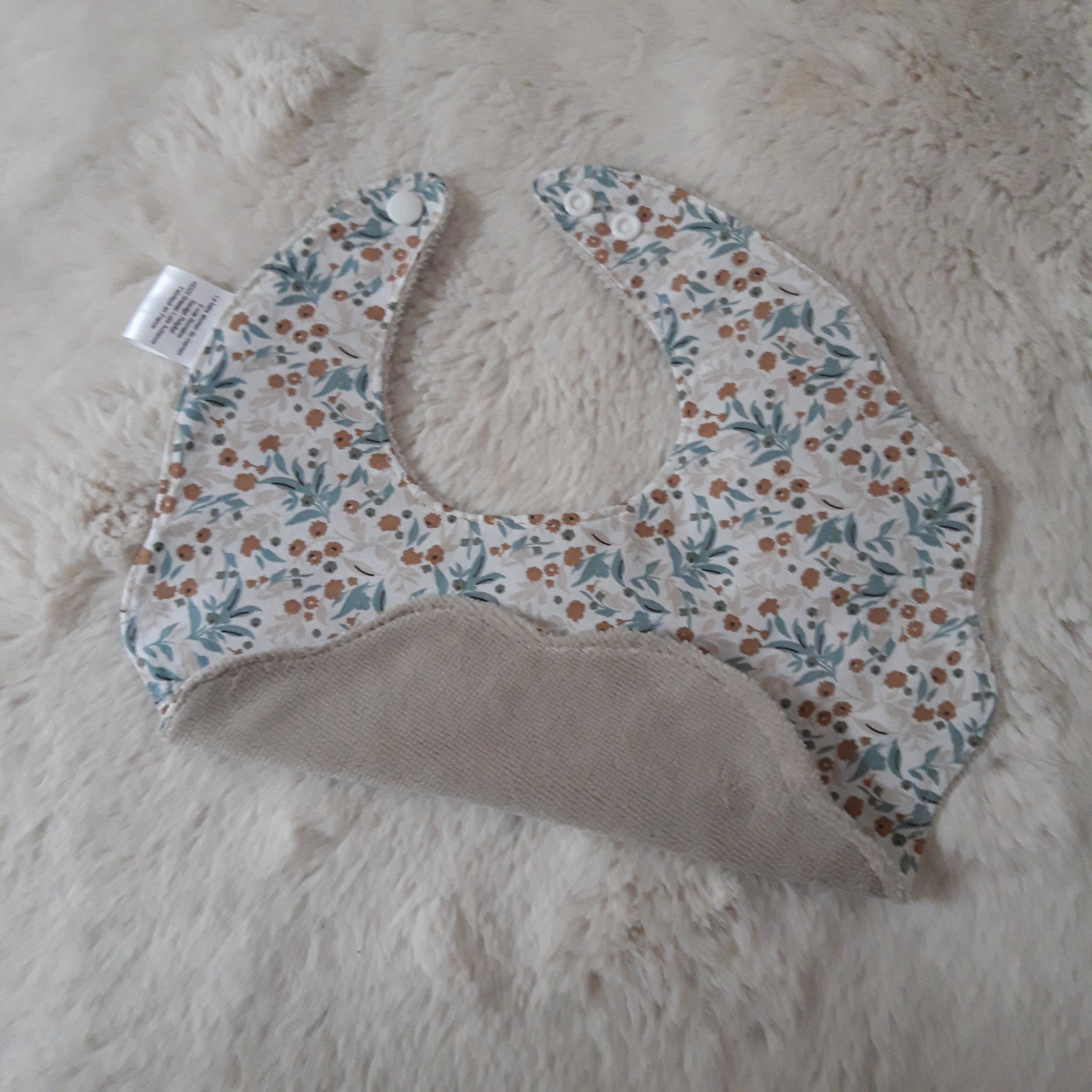 Bavoir fleur velours - fleurs beiges et bleues