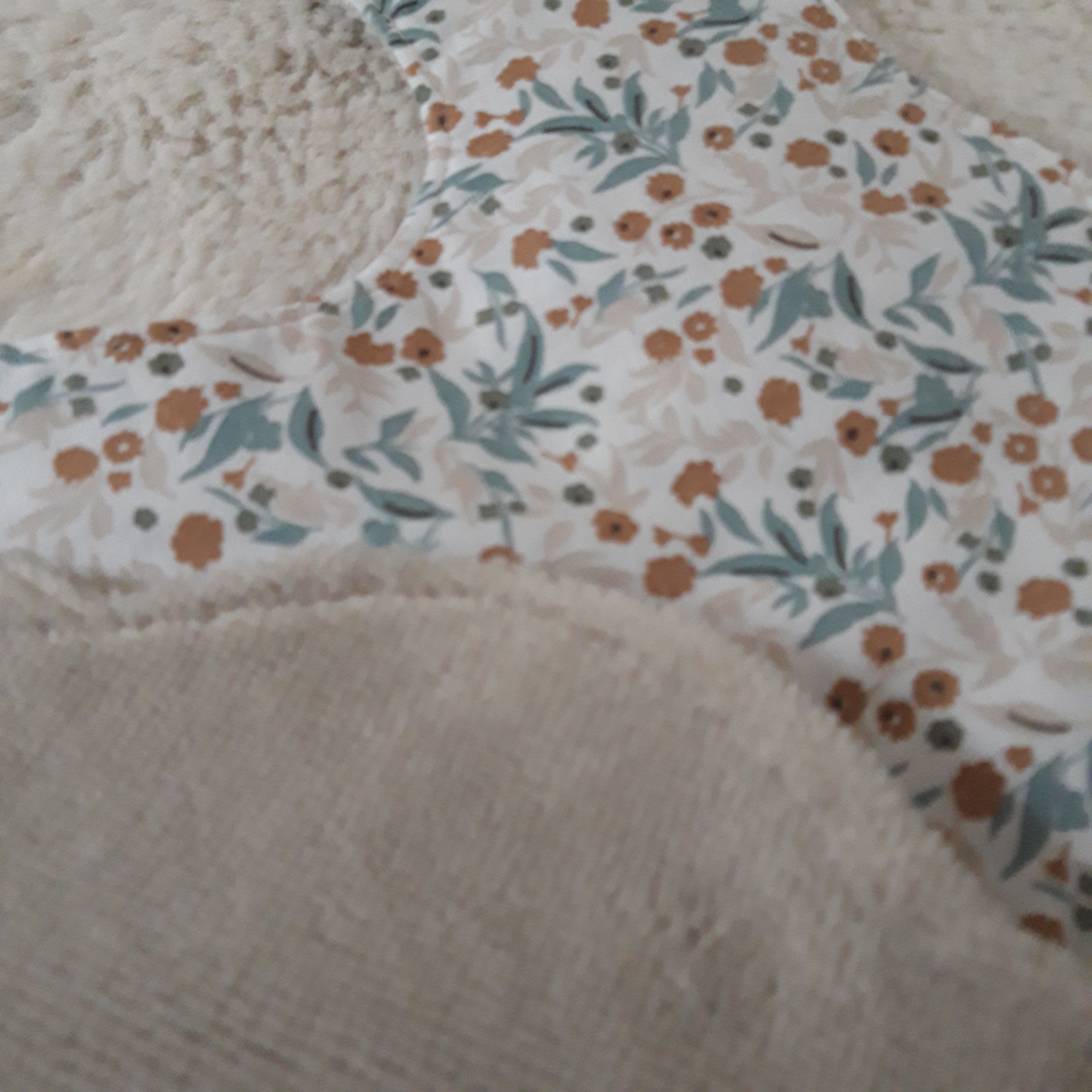 Bavoir fleur velours - fleurs beiges et bleues