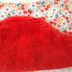 Bavoir fleur velours - fleurs rouges