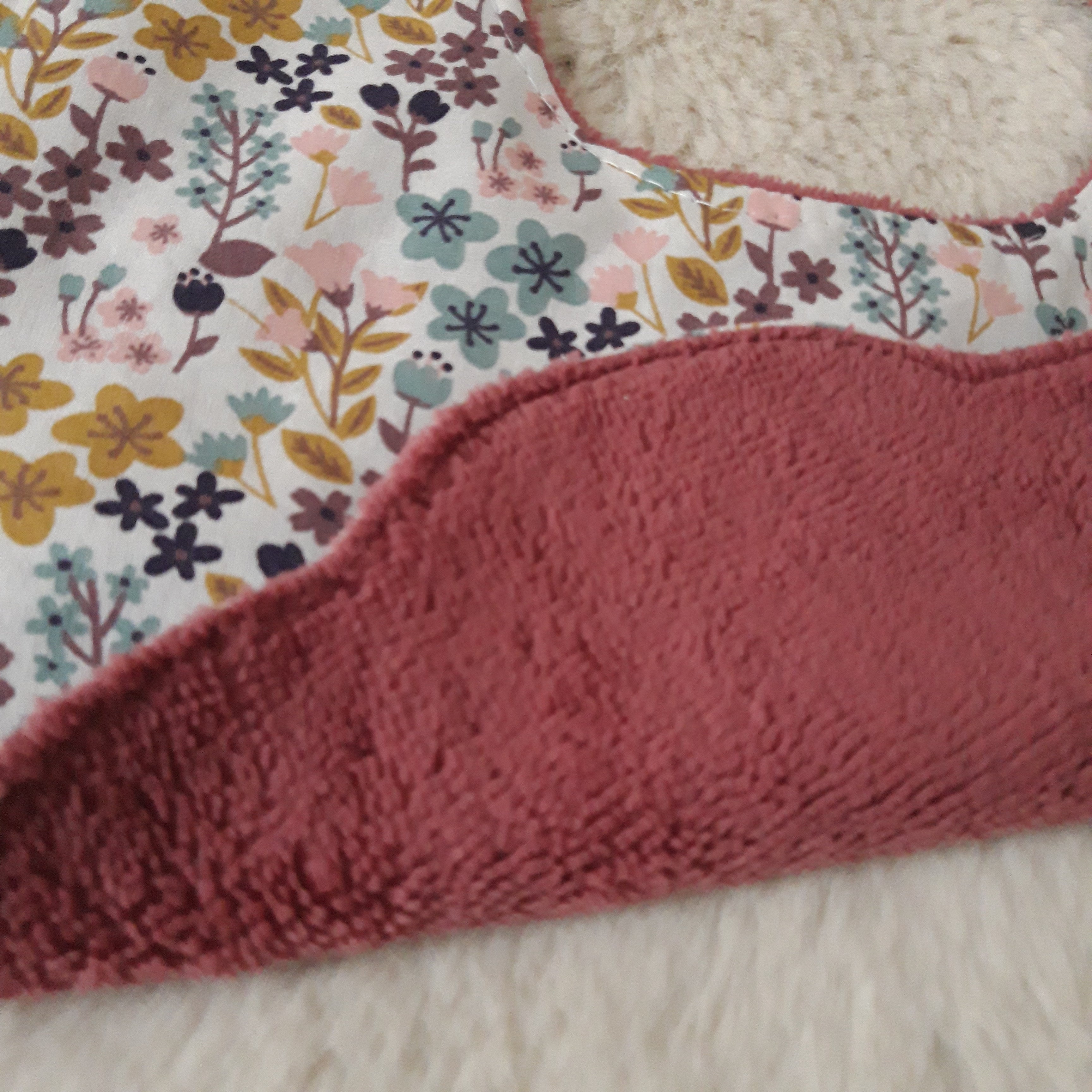 Bavoir fleur velours - fleurs violettes