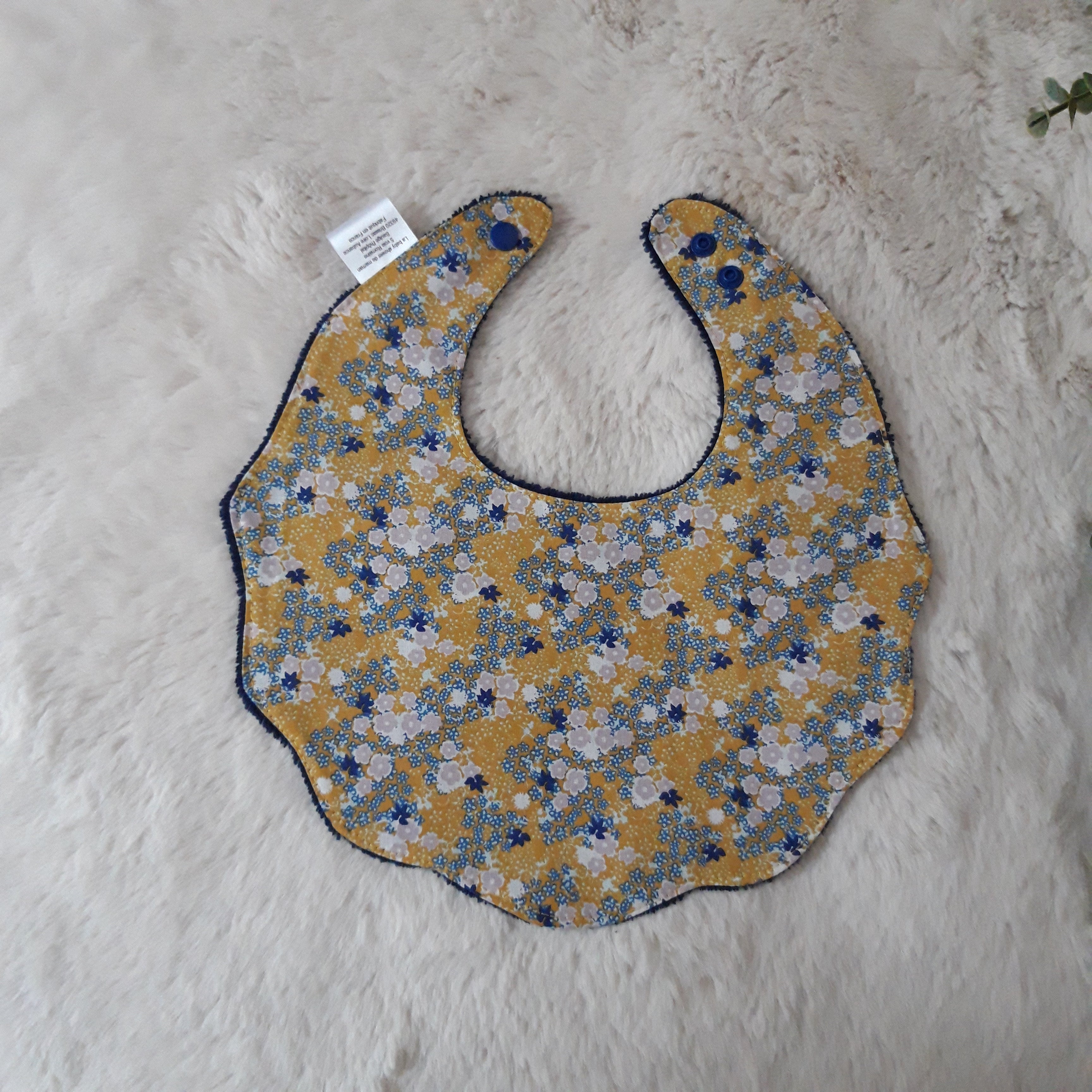 Bavoir fleur velours - fleurs jaunes