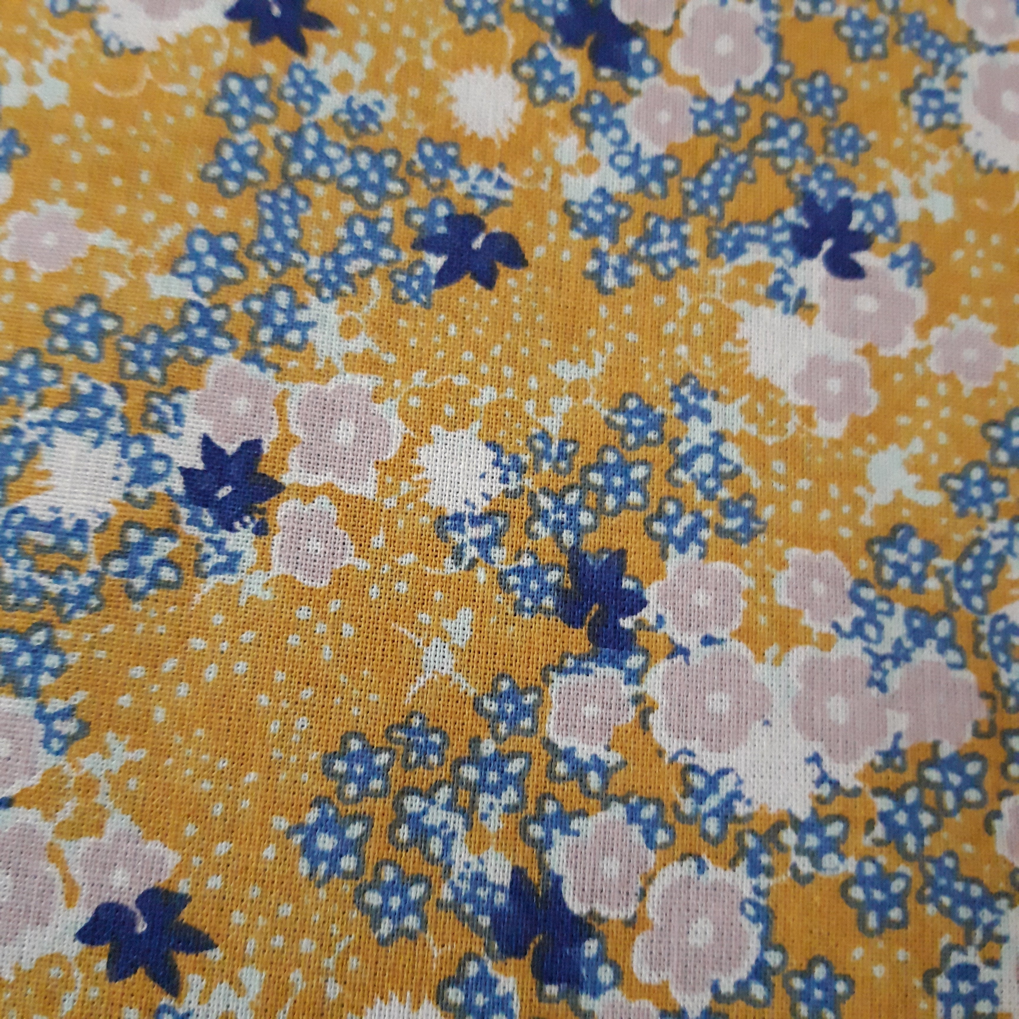 Bavoir fleur velours - fleurs jaunes