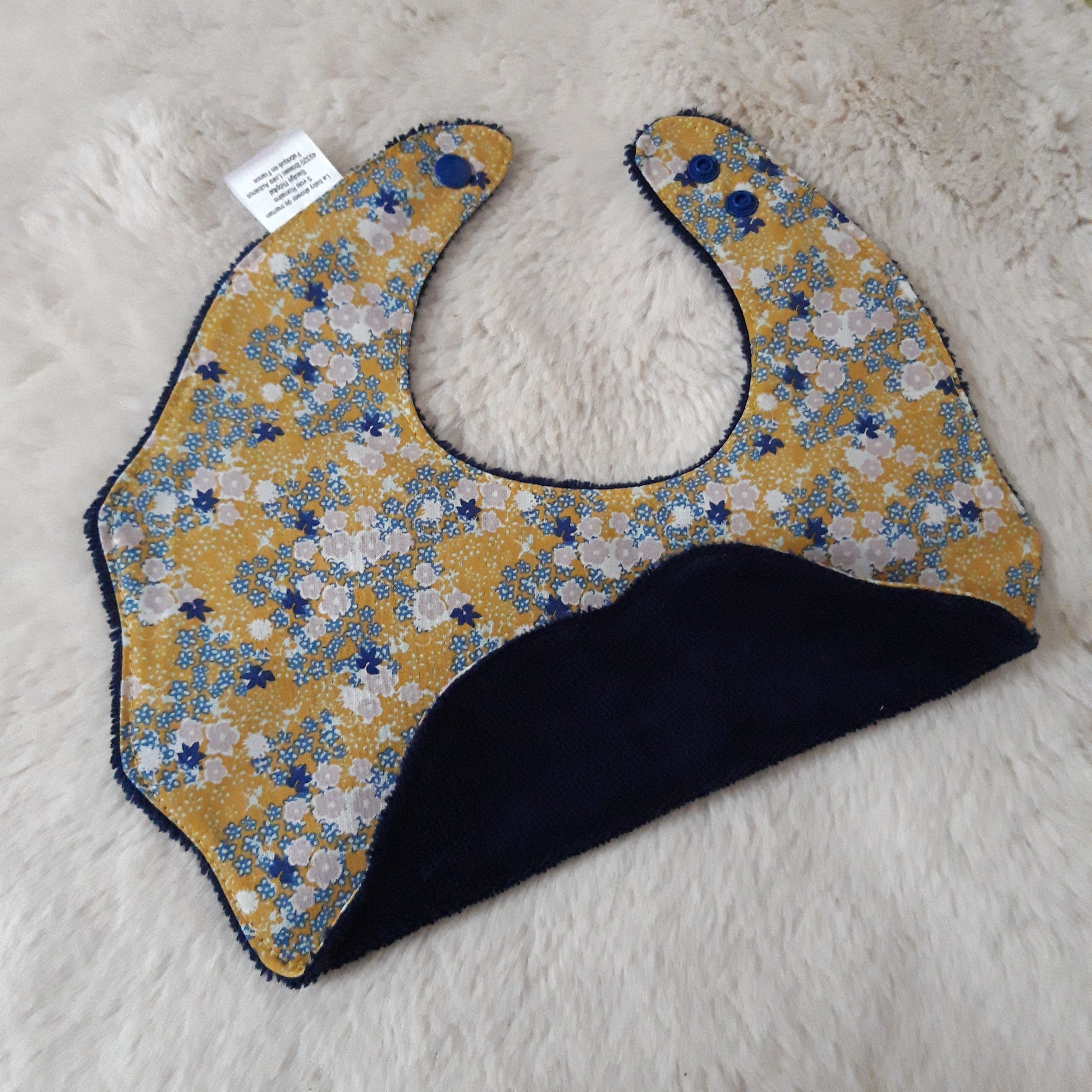 Bavoir fleur velours - fleurs jaunes