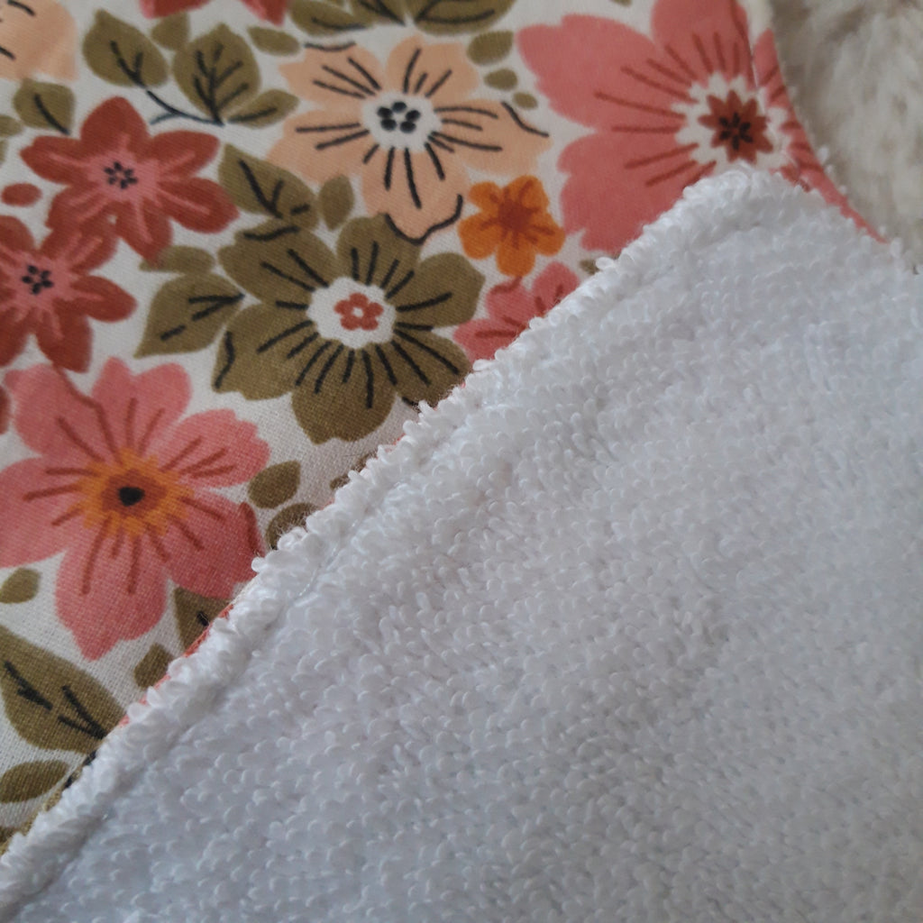 Bavoir bandana - fleurs dans la verdure