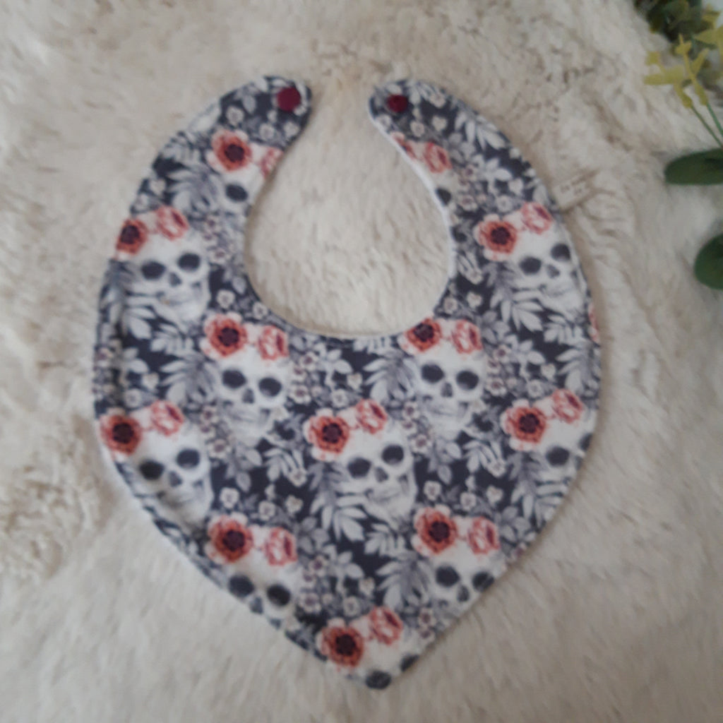 Bavoir bandana - Tête de mort fleurie