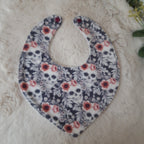 Bavoir bandana - Tête de mort fleurie