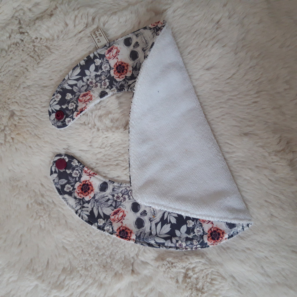 Bavoir bandana - Tête de mort fleurie