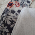 Bavoir bandana - Tête de mort fleurie