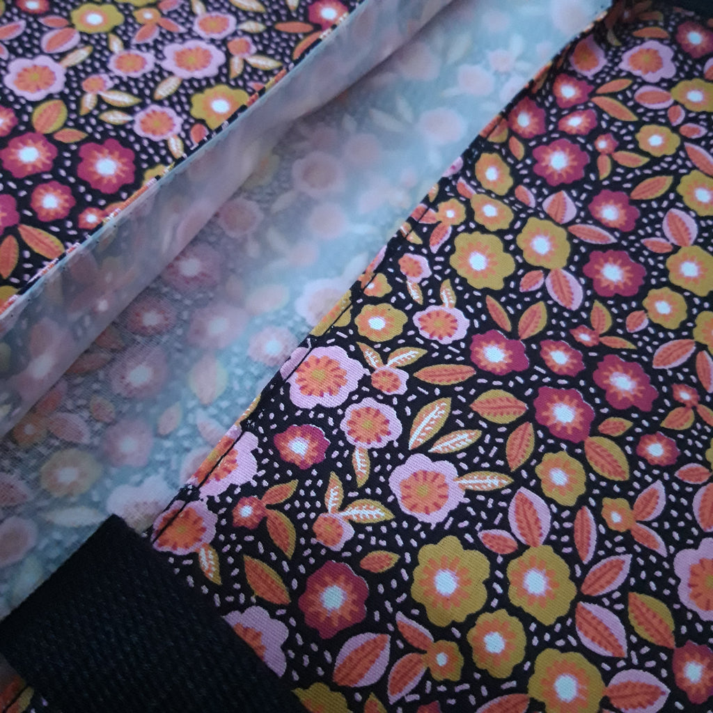Sac à tarte en tissu enduit - Petites fleurs noires et roses