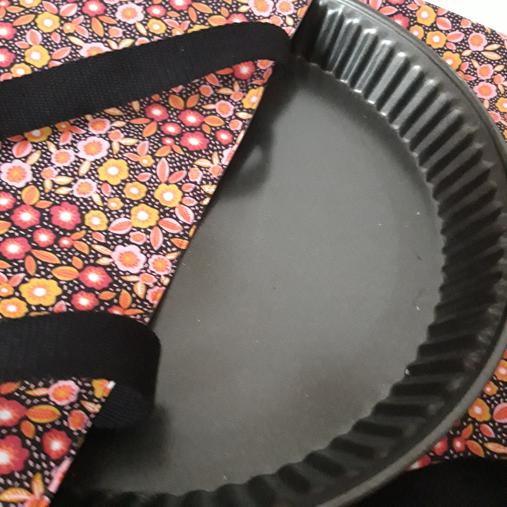 Sac à tarte en tissu enduit - Petites fleurs noires et roses