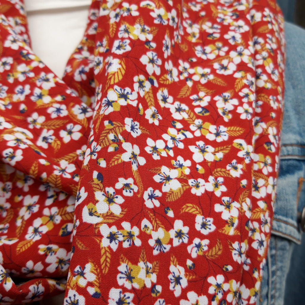 Double tour de cou été - Fleurs rouge et moutarde