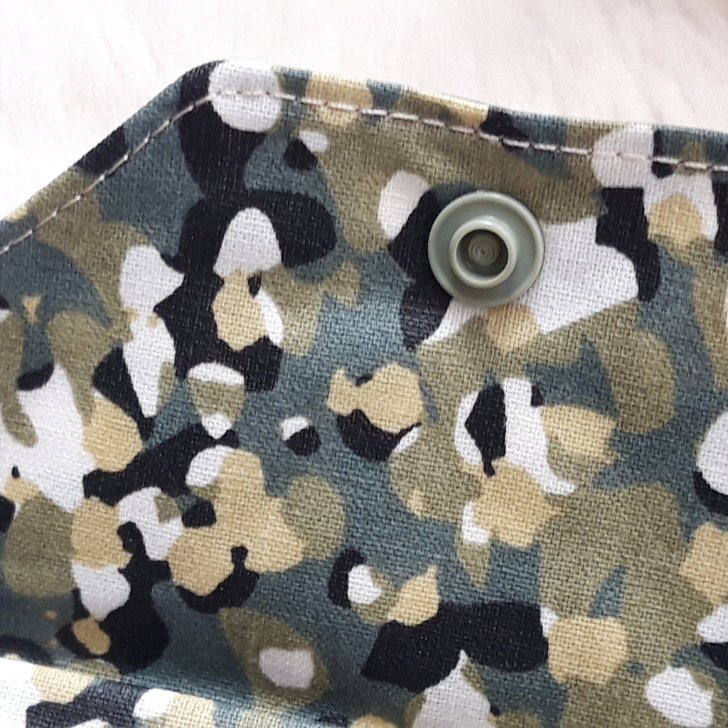 Petite pochette enduite - Tâches vertes