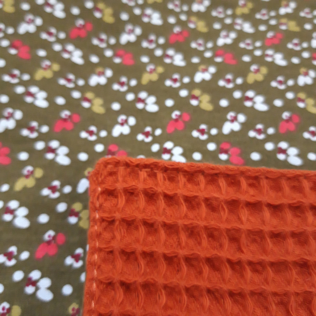 Essuie-tout avec lien vert avec petites fleurs