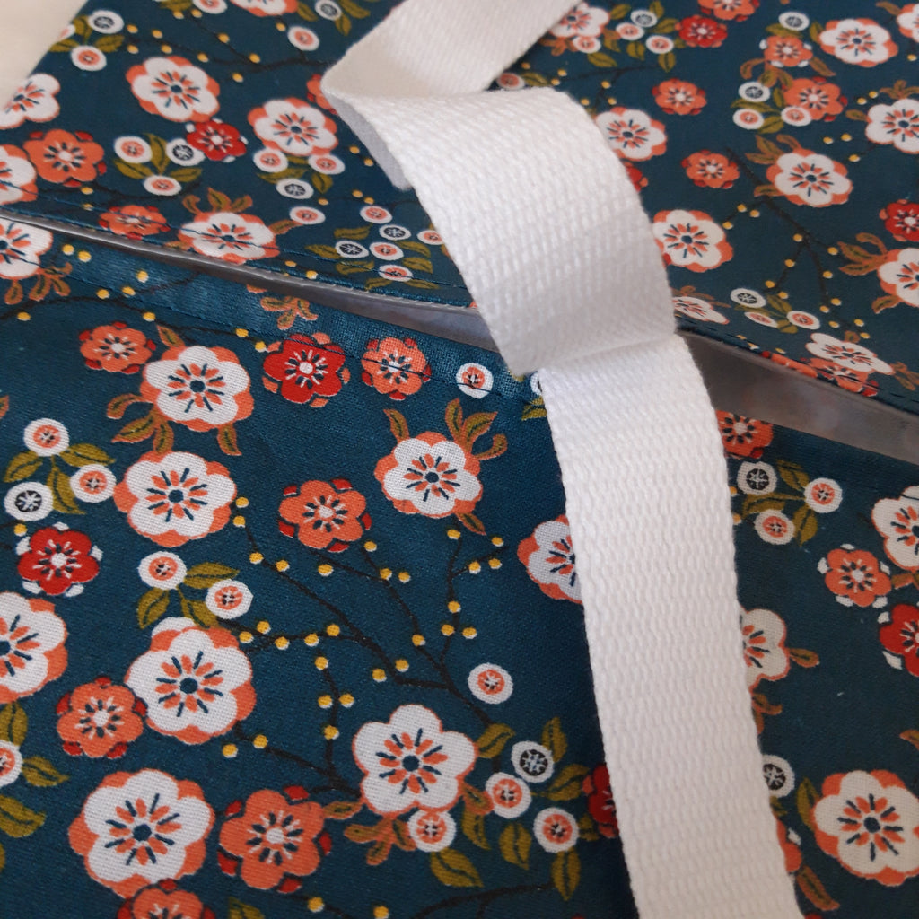 Sac à tarte en tissu enduit - Fleurs bleues et blanches