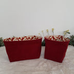 Panière rouge avec feuilles blanches