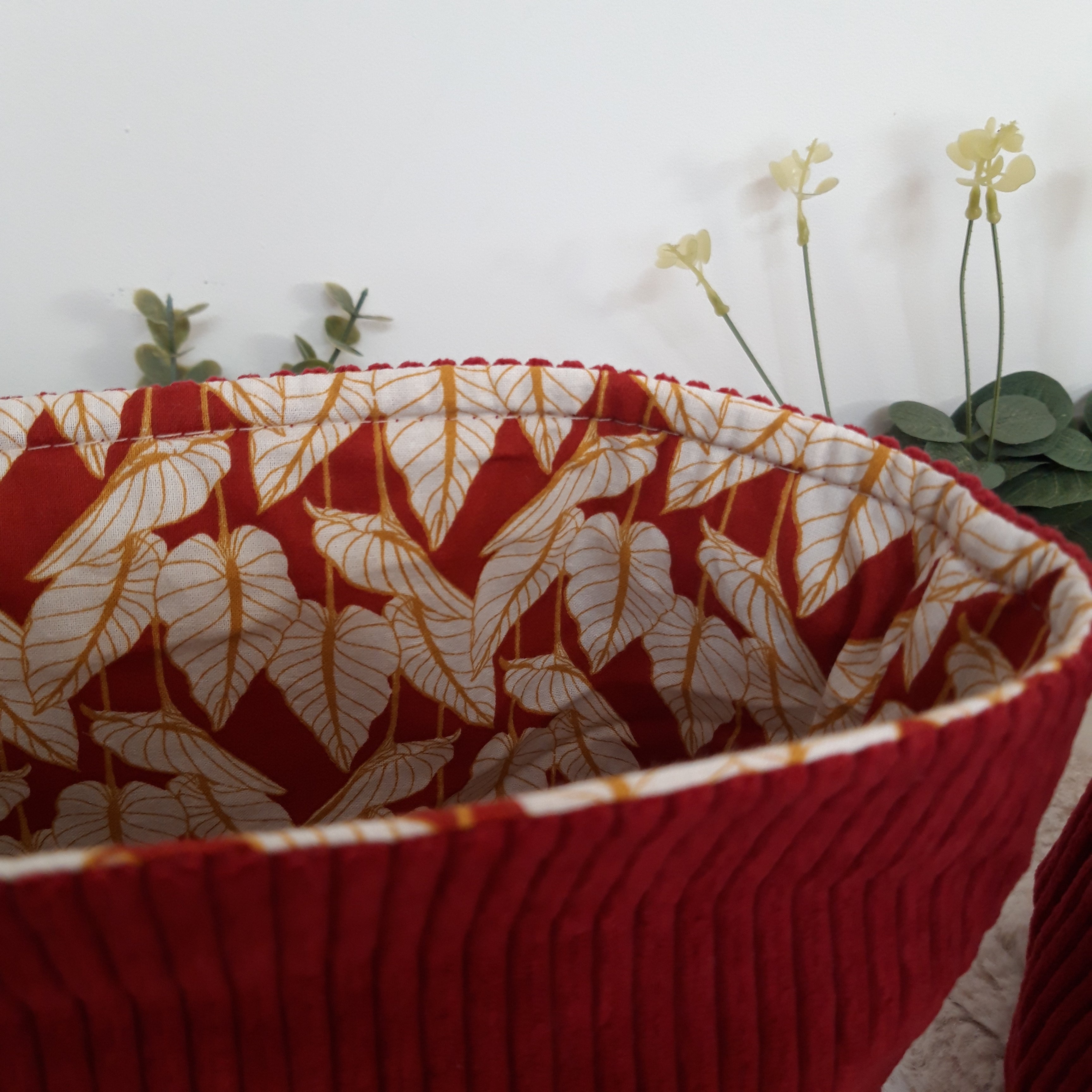 Panière rouge avec feuilles blanches