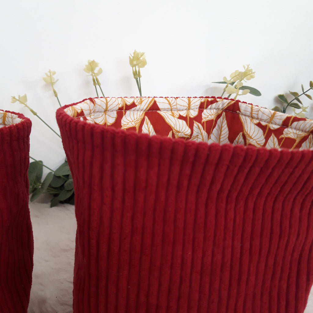 Panière rouge avec feuilles blanches