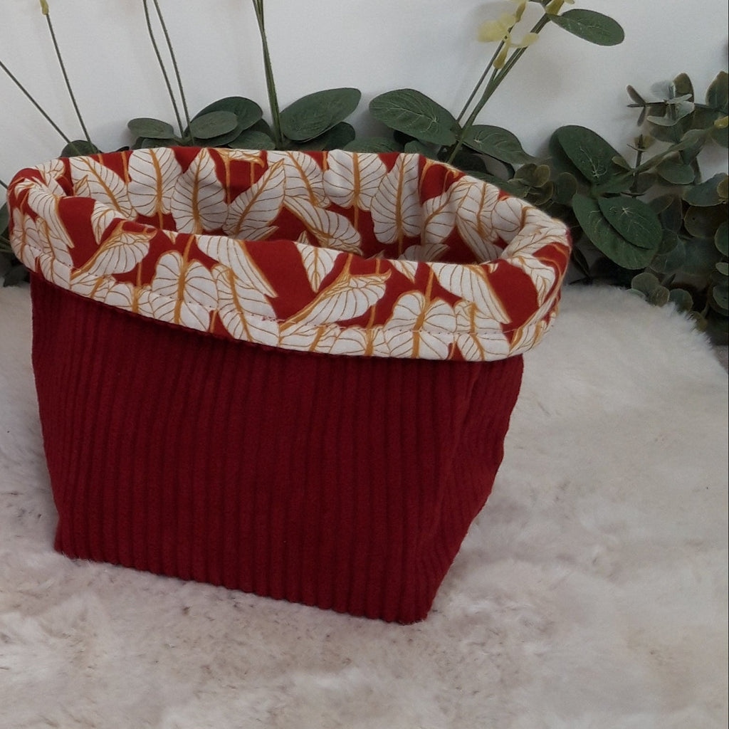 Panière rouge avec feuilles blanches