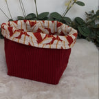 Panière rouge avec feuilles blanches