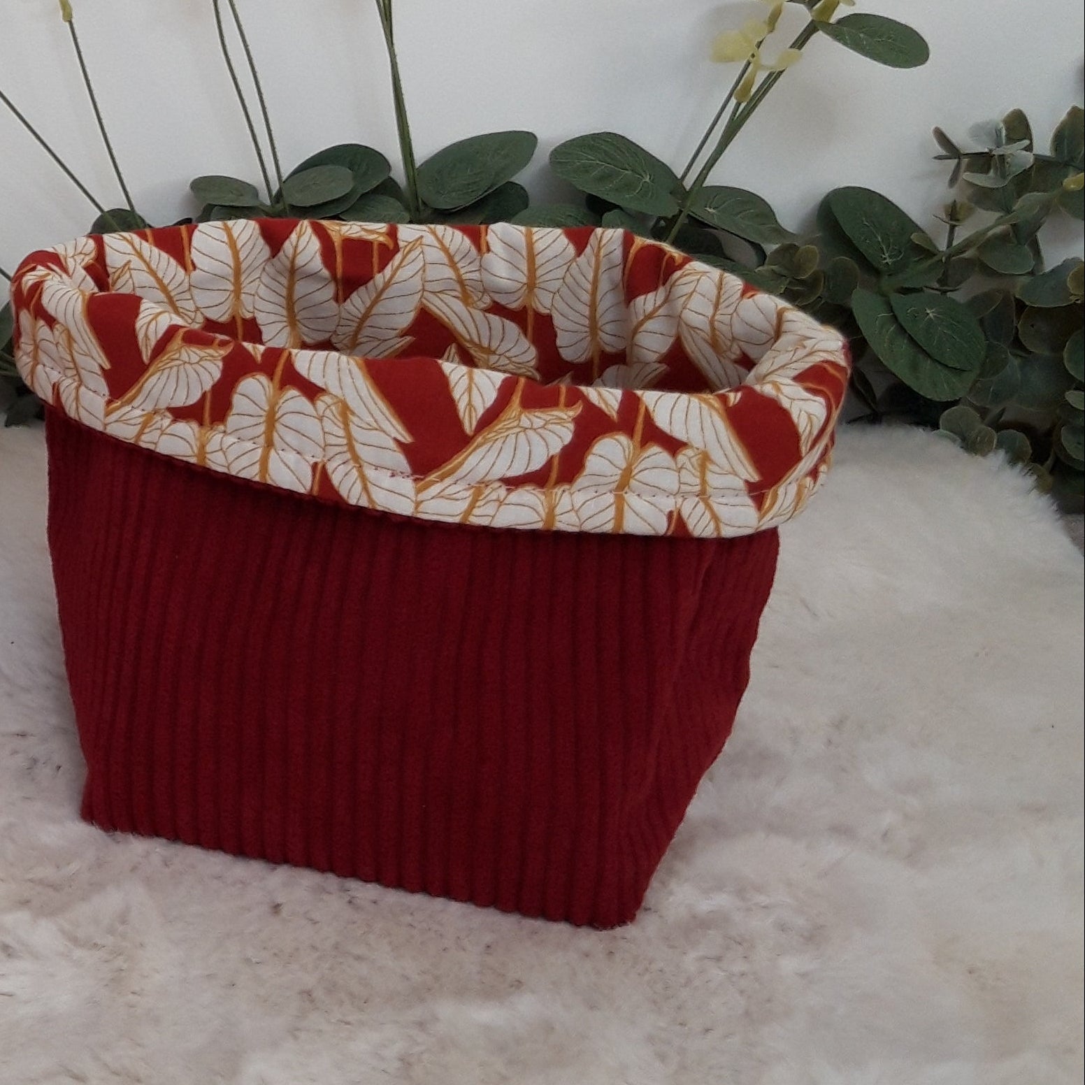 Panière rouge avec feuilles blanches