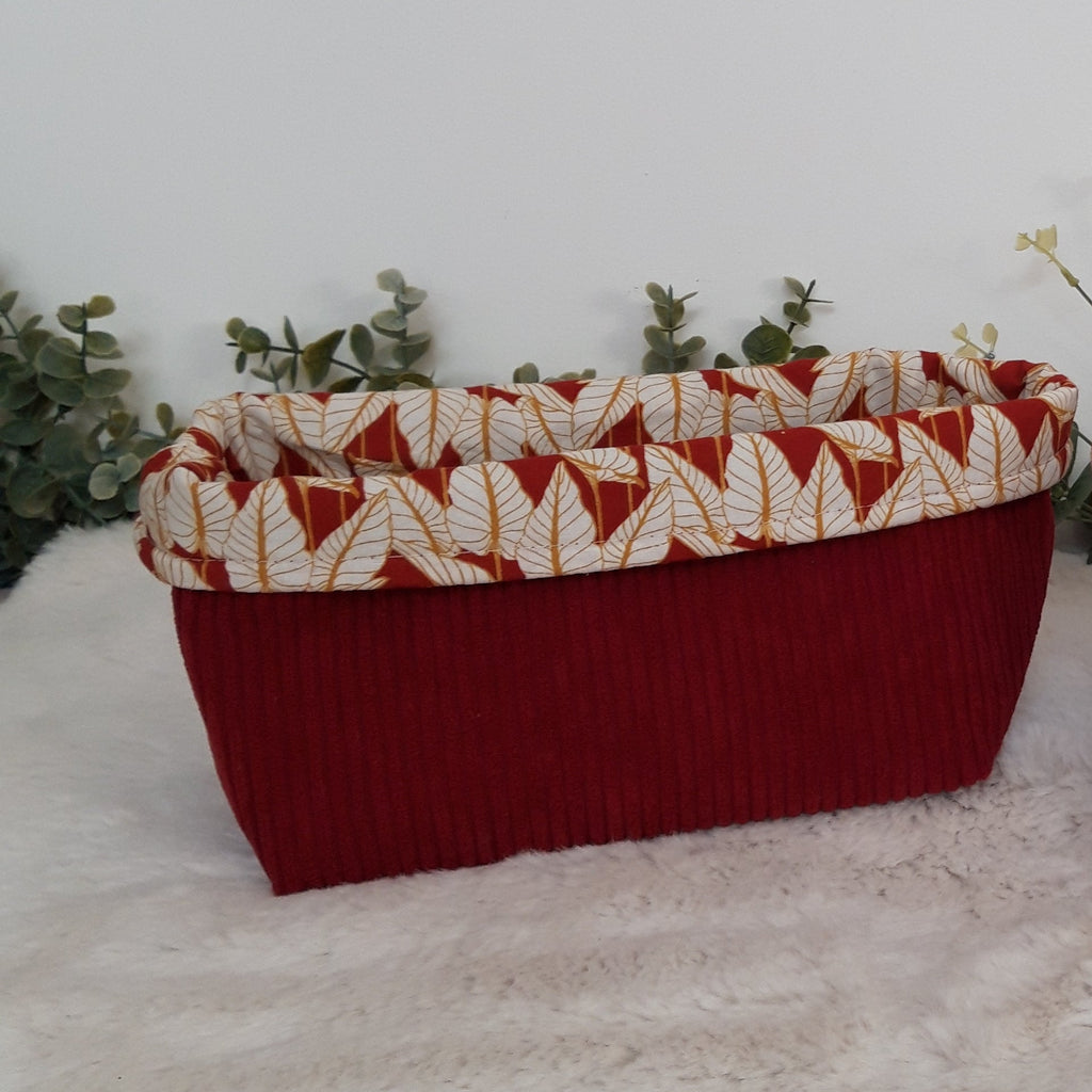 Panière rouge avec feuilles blanches