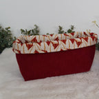 Panière rouge avec feuilles blanches