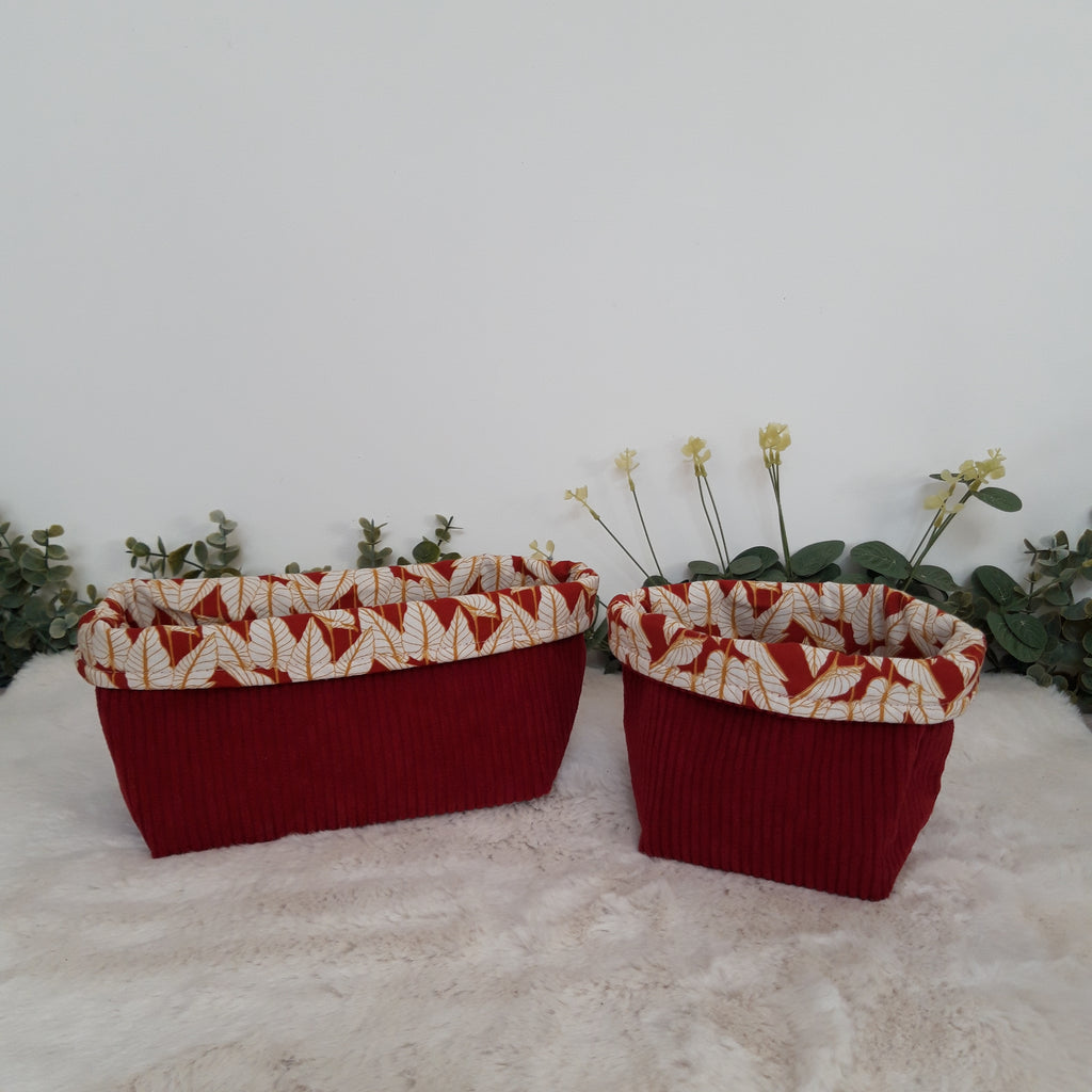 Panière rouge avec feuilles blanches