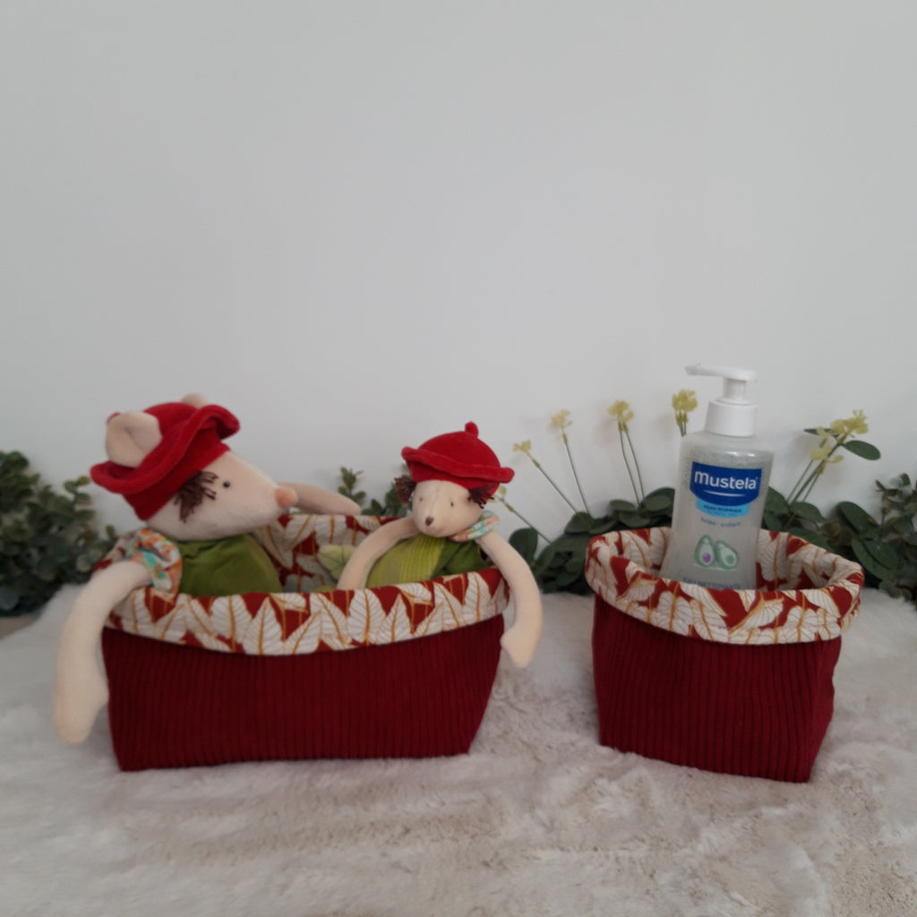 Panière rouge avec feuilles blanches