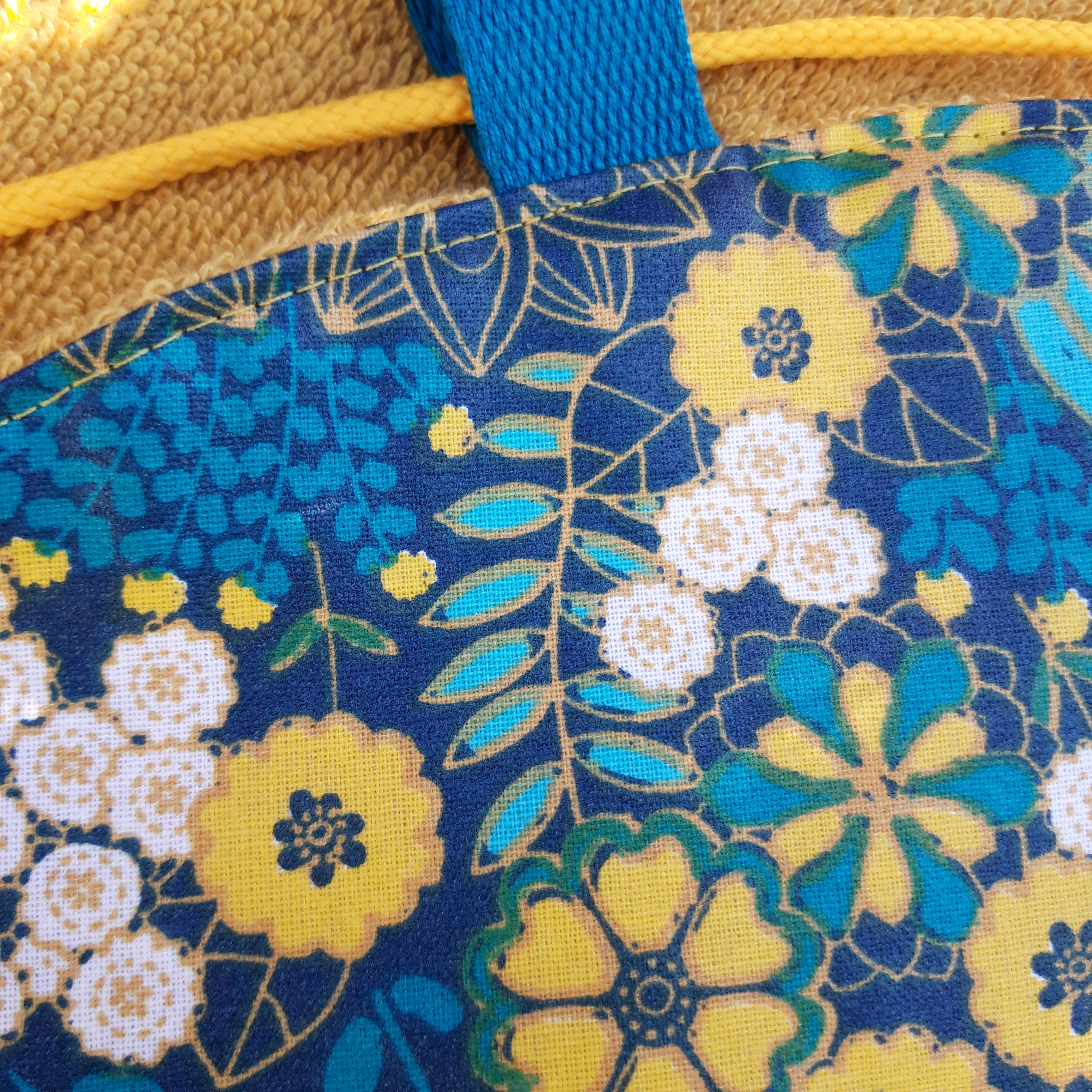 Tapis pieds au sec - Fleurs jaunes et bleues
