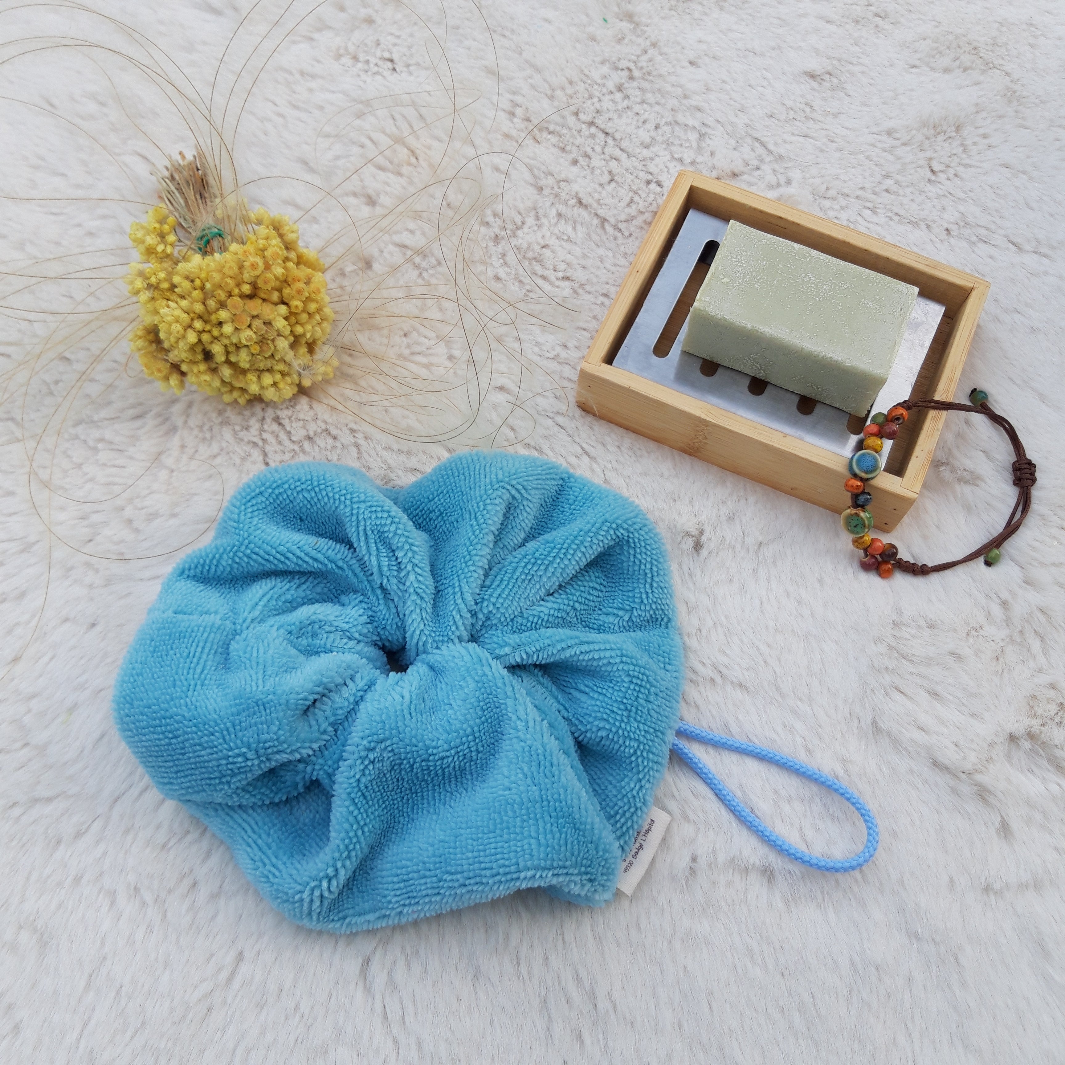 Fleur de douche bleue claire