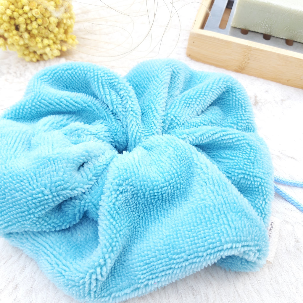 Fleur de douche bleue claire