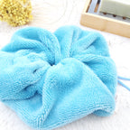 Fleur de douche bleue claire