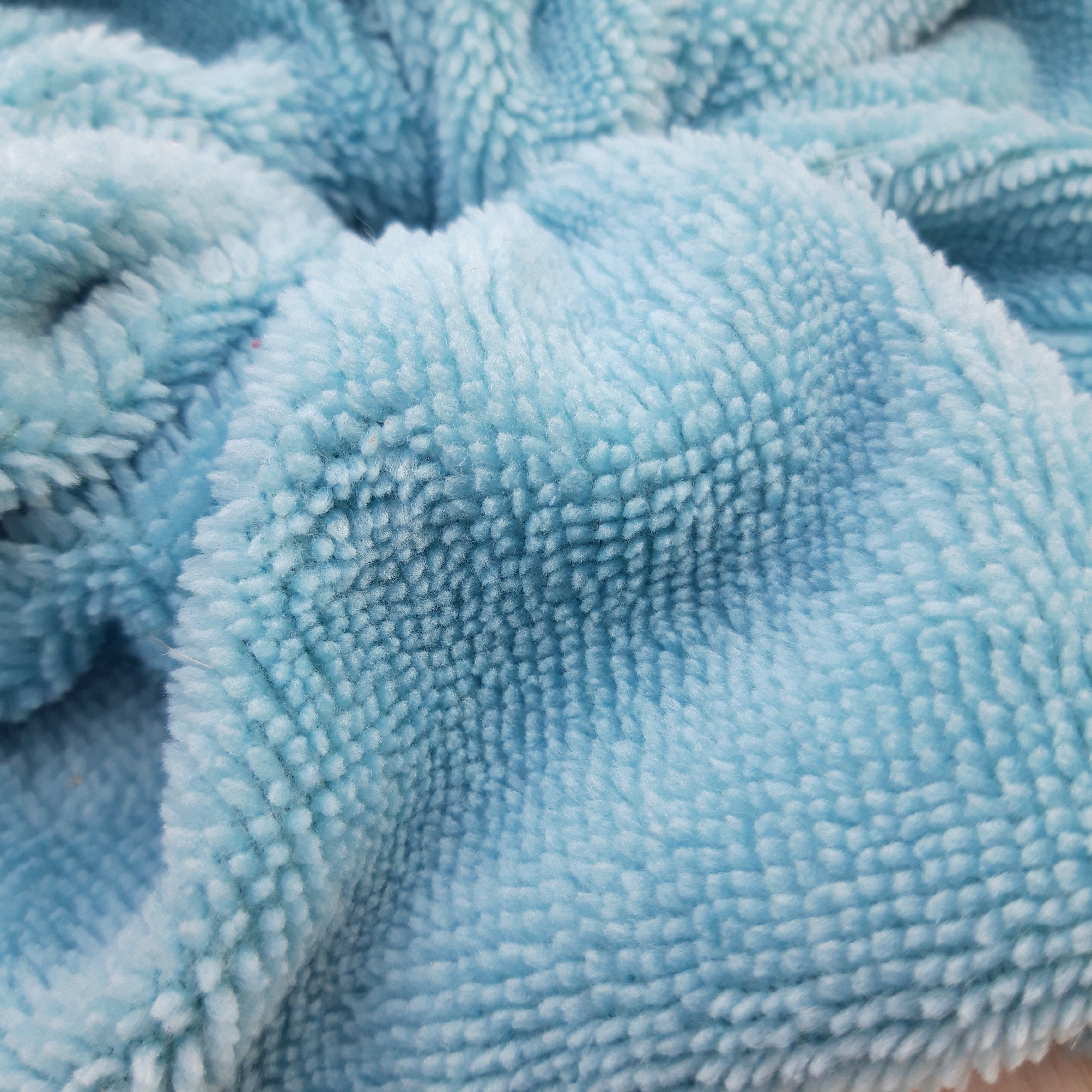 Fleur de douche bleue claire