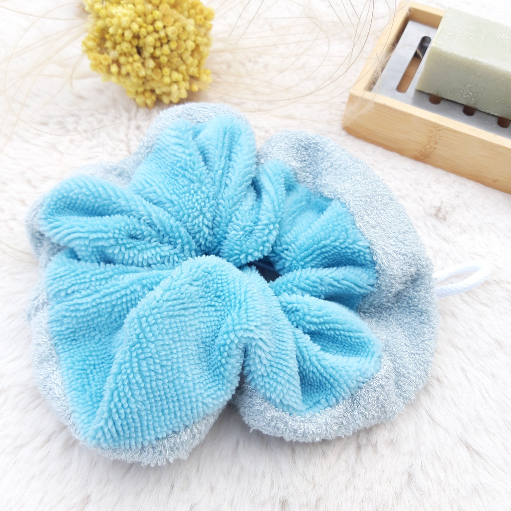 Fleur de douche bleue claire et bleue