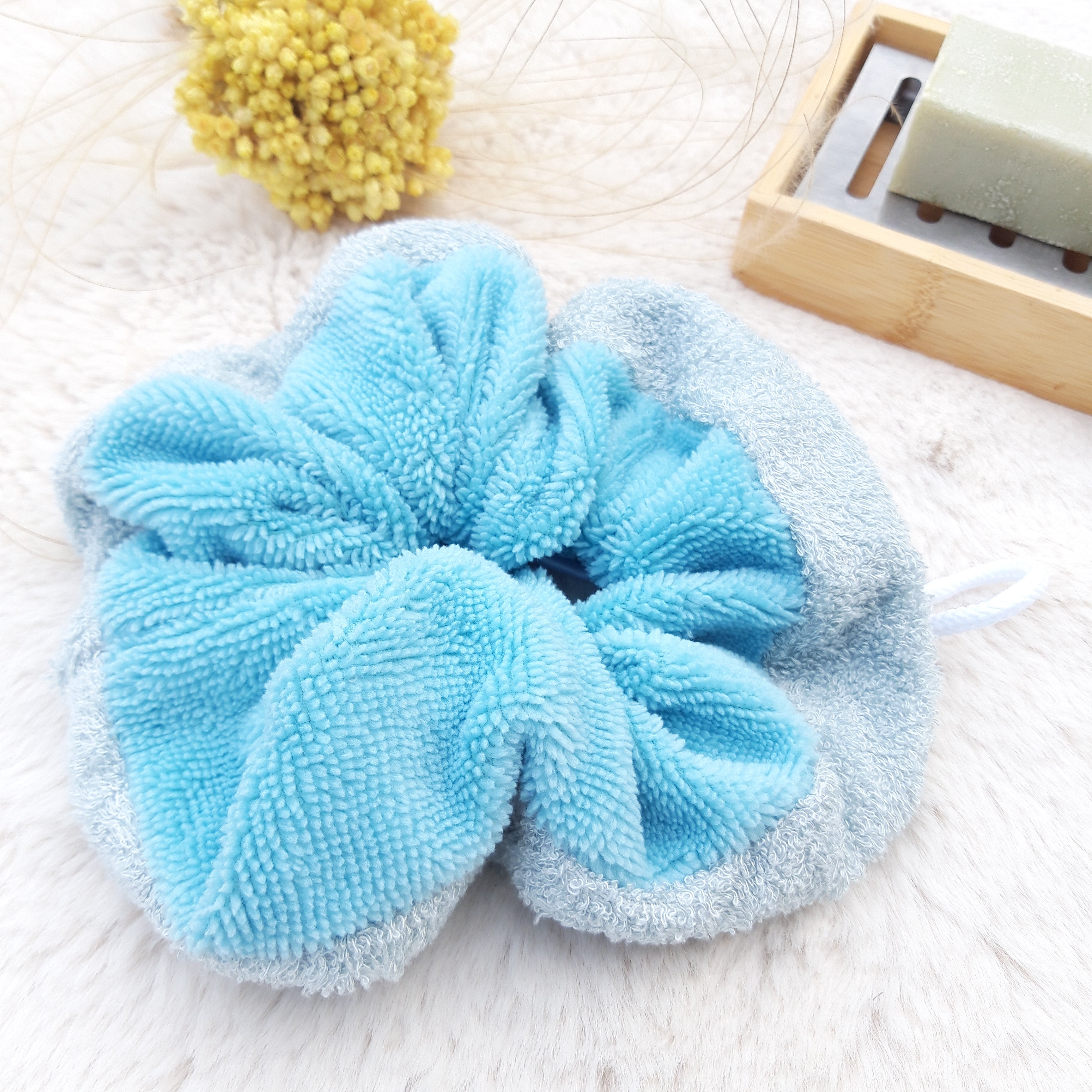 Fleur de douche bleue claire et bleue