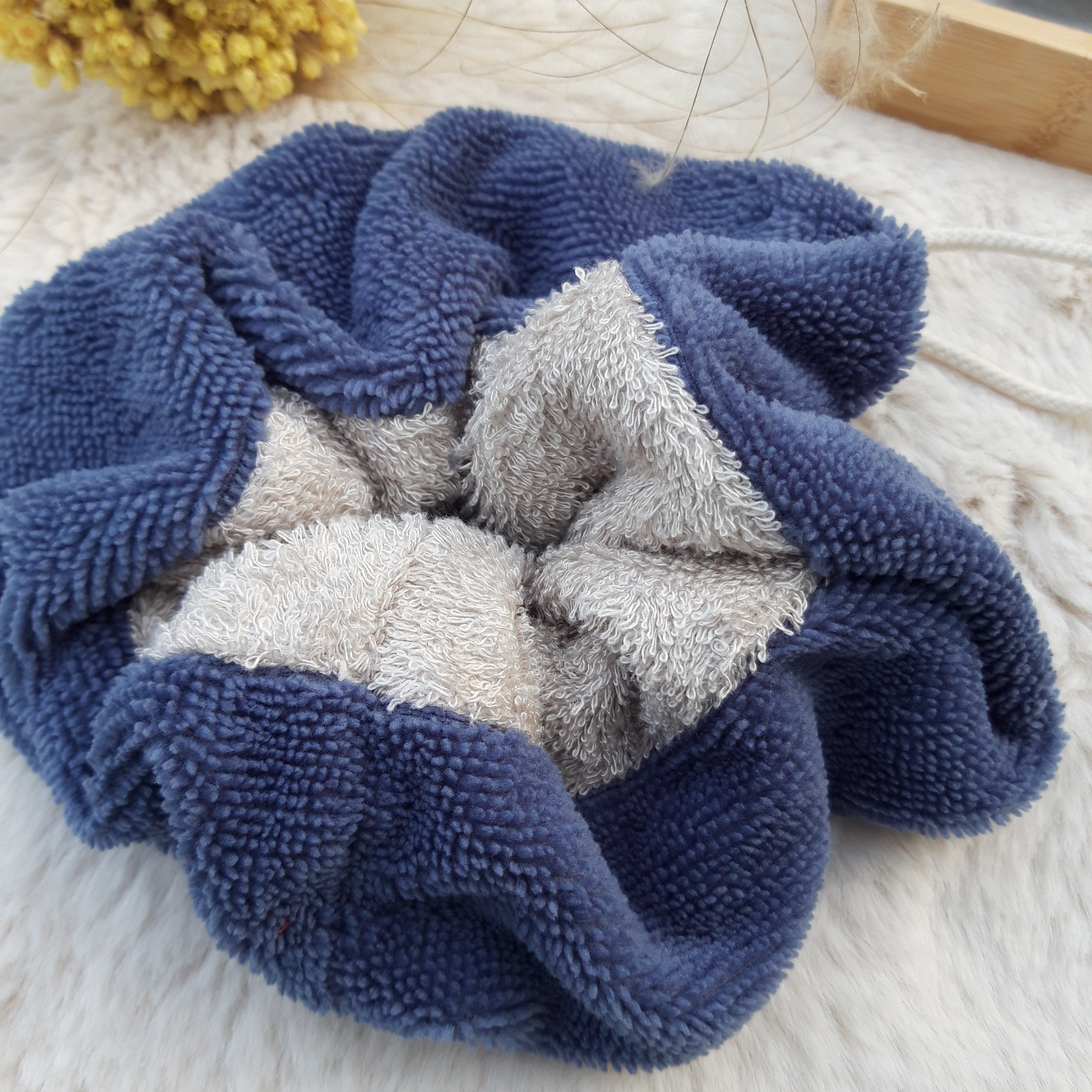 Fleur de douche bleue indigo et beige