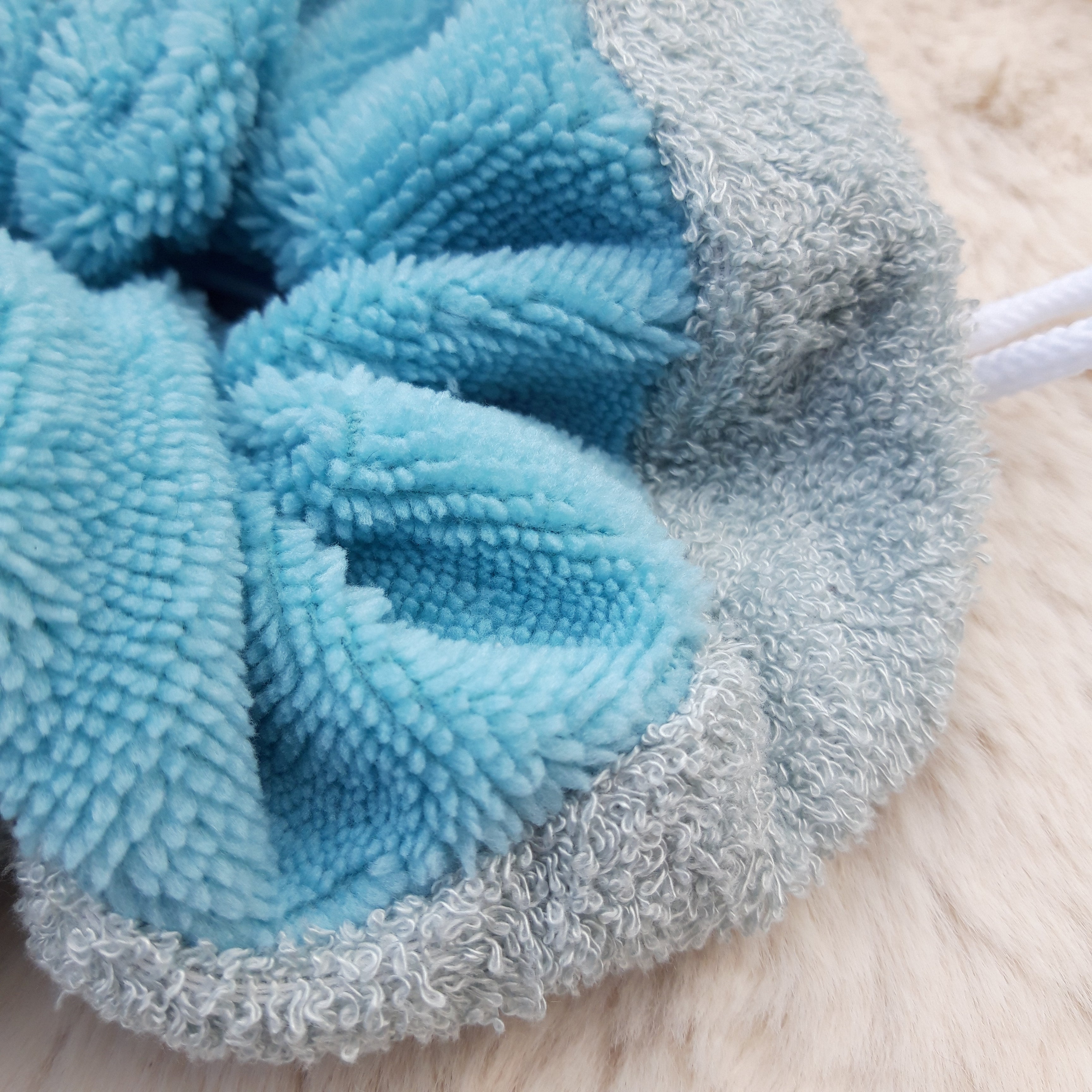 Fleur de douche bleue claire et bleue